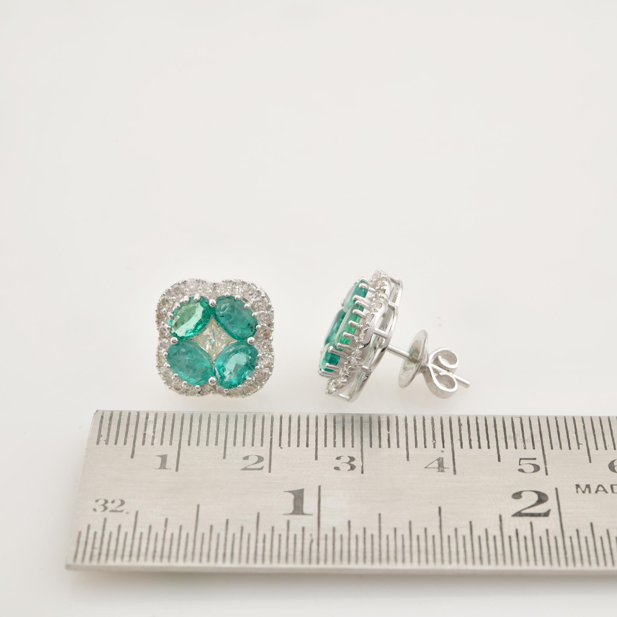 Oval Natural Emerald Clover Stud Earrings Diamond Pave 18k White Gold Jewelry In New Condition For Sale In Diera, Dubai