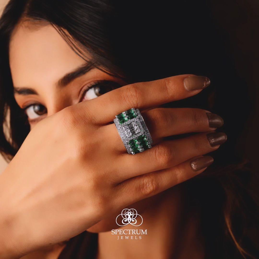 Moderne Bague jonc en or blanc 18 carats avec émeraudes naturelles ovales et diamants baguettes en vente