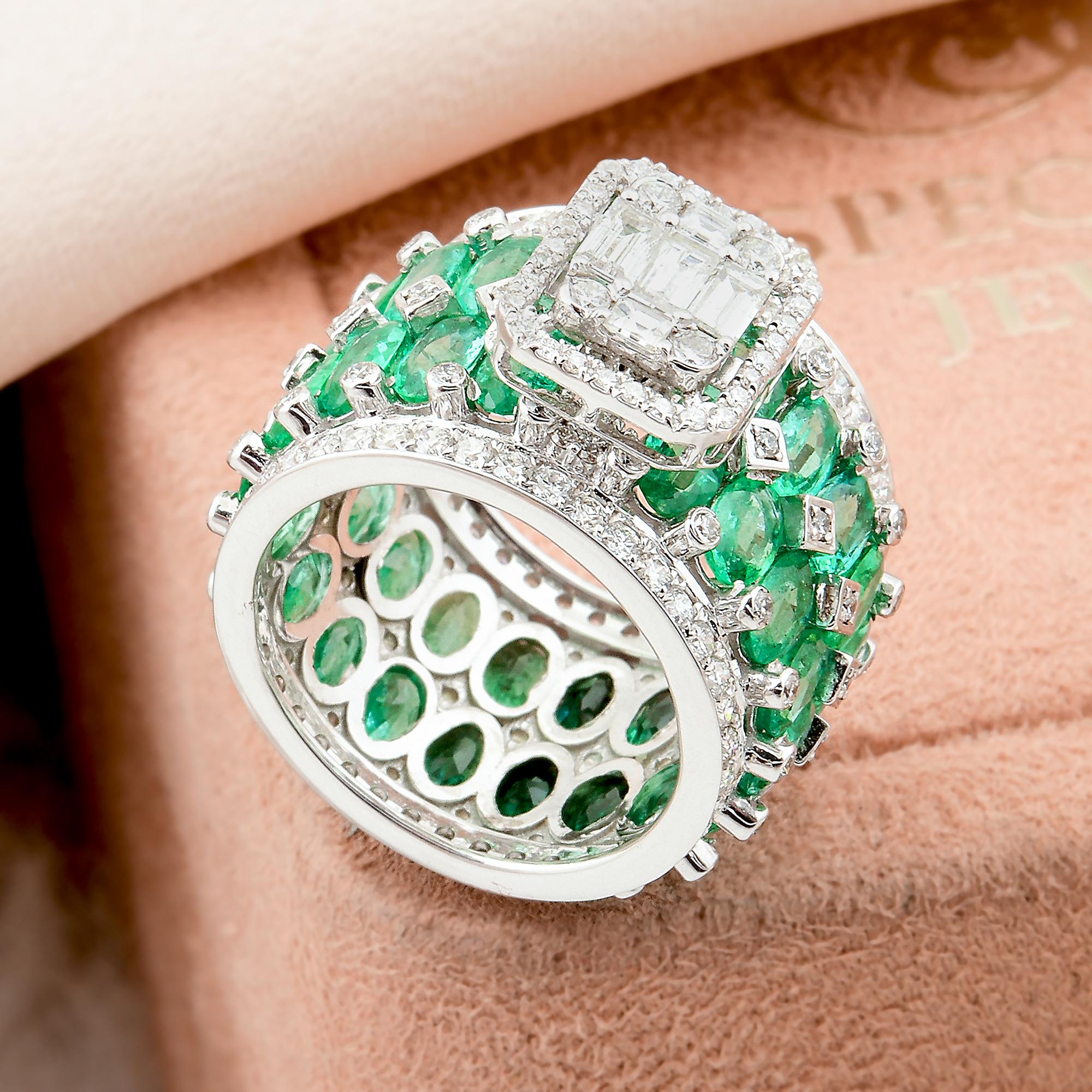 Bague jonc en or blanc 18 carats avec émeraudes naturelles ovales et diamants baguettes Neuf - En vente à Diera, Dubai