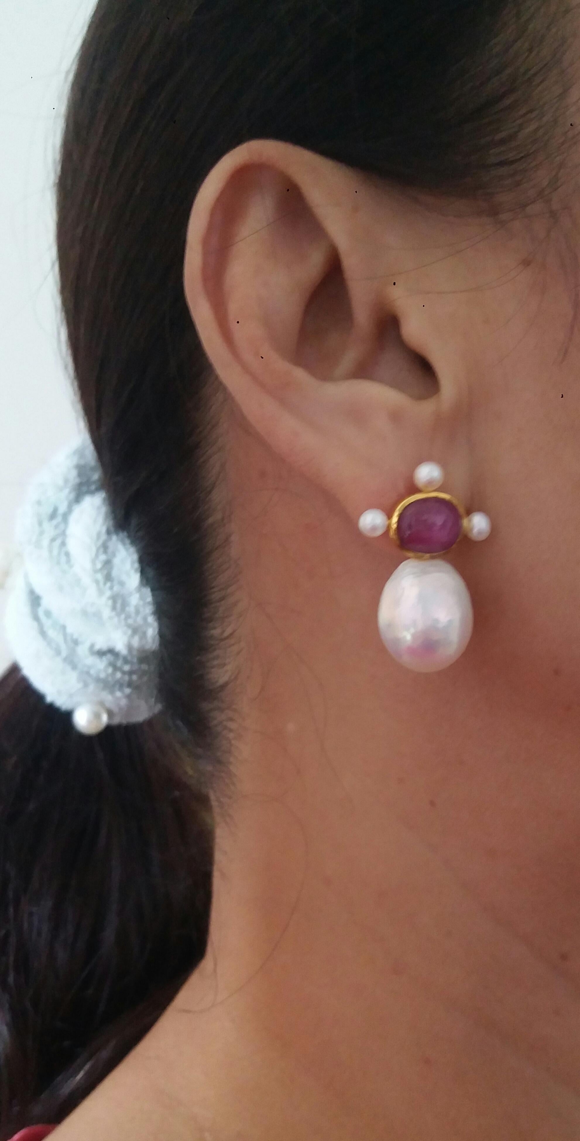 Boucles d'oreilles en or jaune 14k avec perles baroques en forme de poire et rubis naturel ovale en vente 7