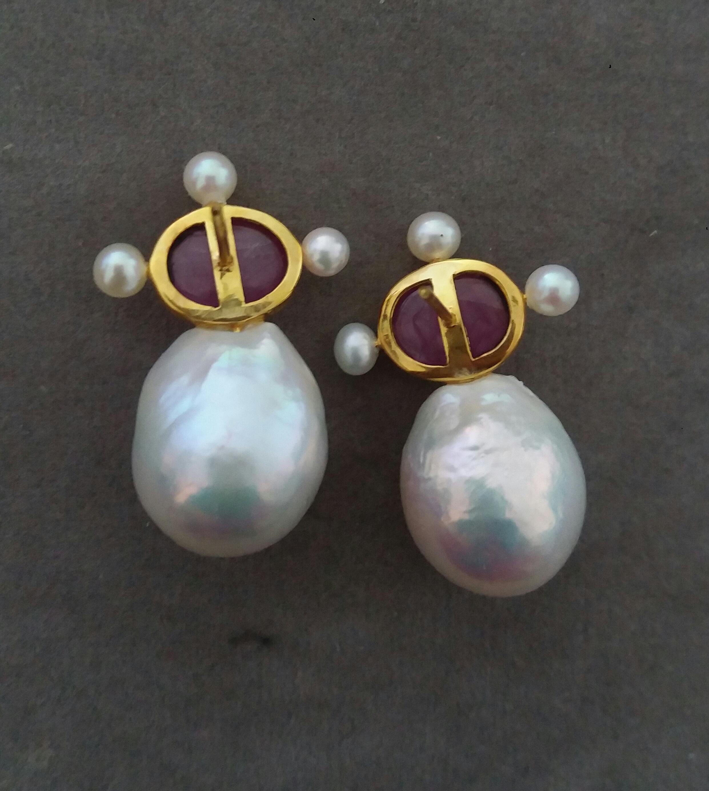 Oval Natural Ruby Cabs 14k Yellow Gold Pear Shape Baroque Pearls Stud Earrings In Good Condition For Sale In Bangkok, TH