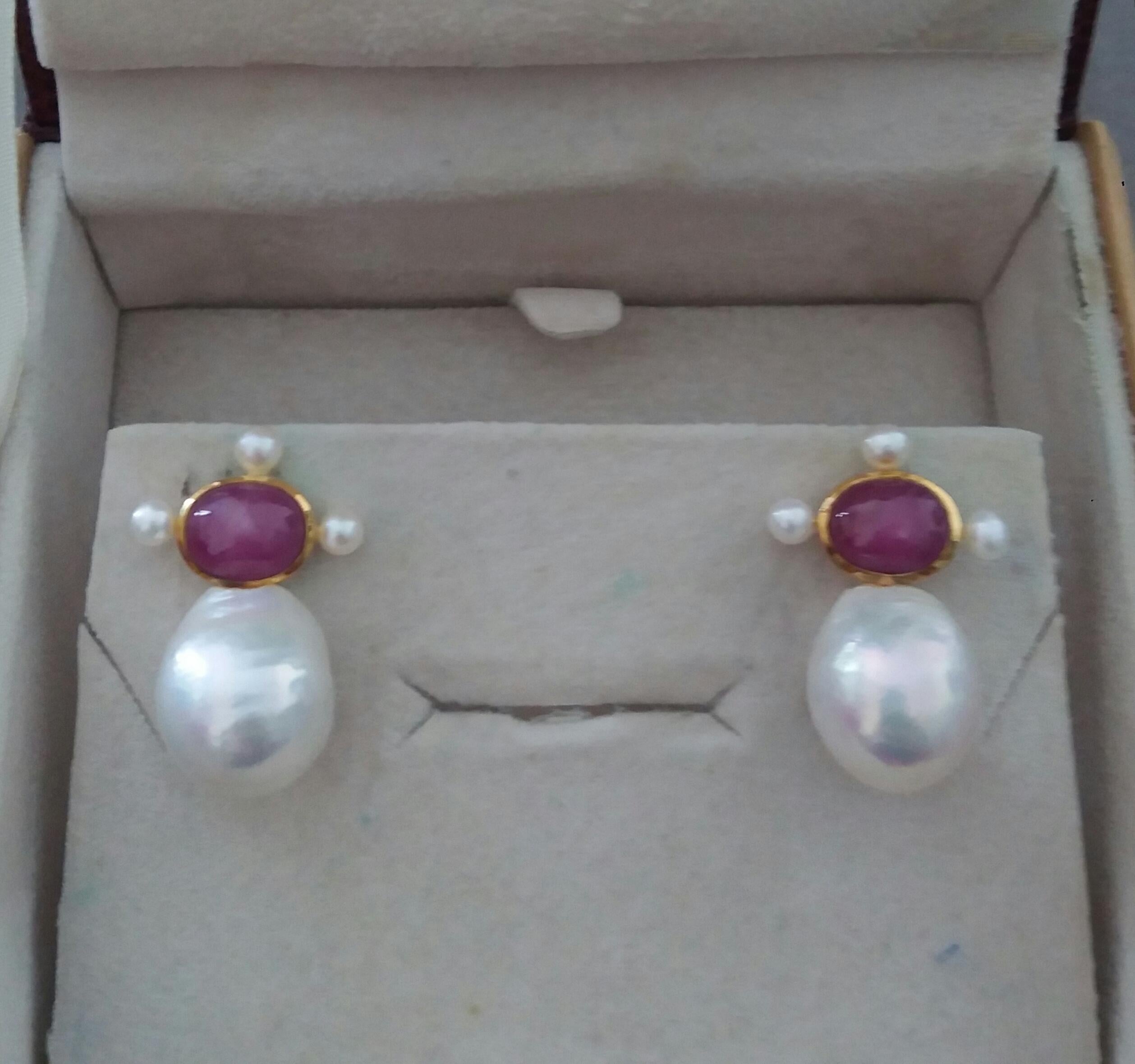 Oval Natural Ruby Cabs 14k Yellow Gold Pear Shape Baroque Pearls Stud Earrings In Good Condition In Bangkok, TH