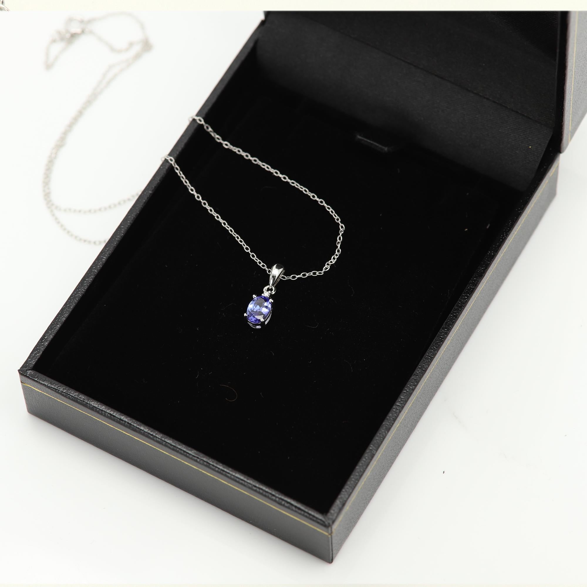 Oval Natural Tanzanite in 14 karat White Gold Purple Tanzanite Pendant In New Condition For Sale In Brooklyn, NY
