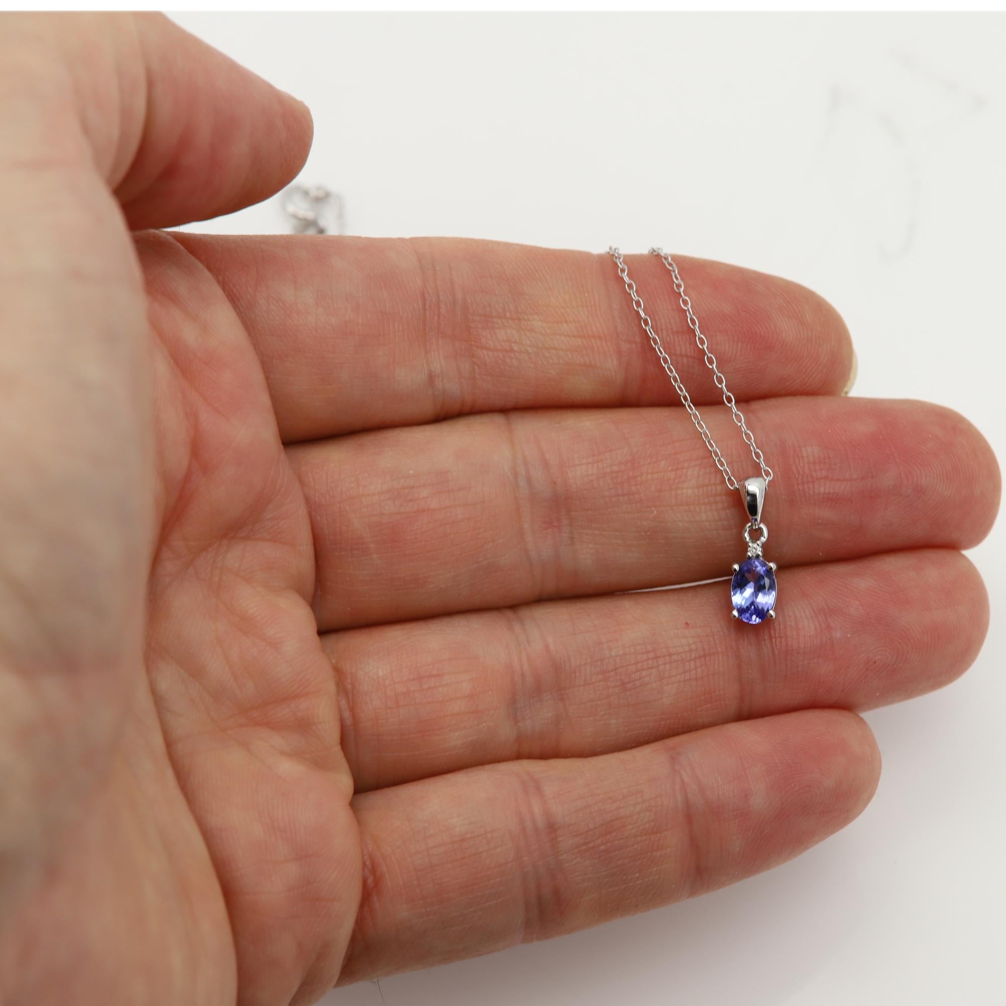 Oval Natural Tanzanite in 14 karat White Gold Purple Tanzanite Pendant For Sale 2