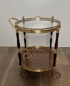 Chariot de bar ovale de style néoclassique en laiton et bois, signé Maison Baguès. Circa 1940