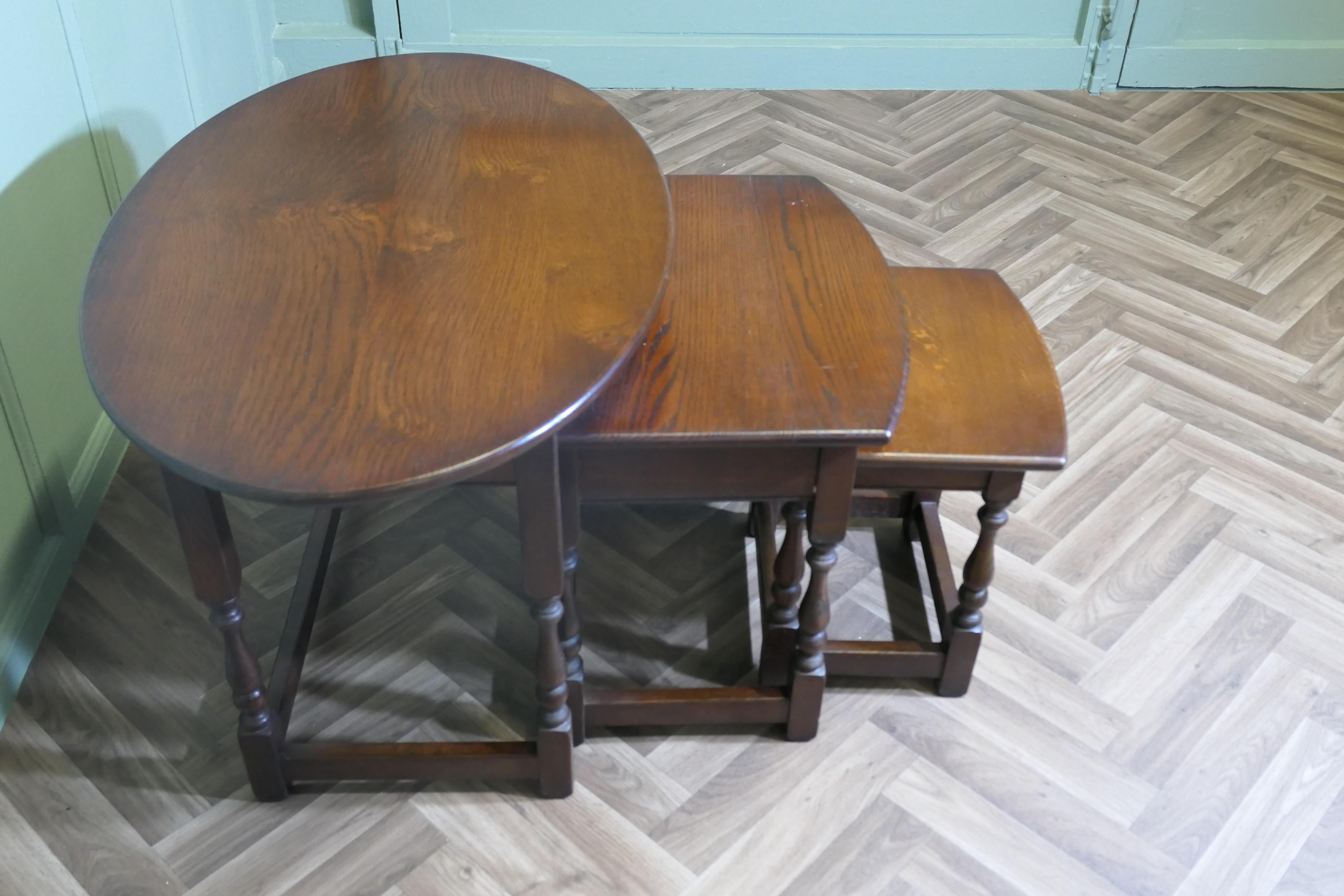 Ensemble de tables ovales en chêne par Old Charm

Il s'agit d'un ensemble de tables très inhabituel, la plus grande table étant de forme ovale et les autres donnant l'impression d'être ovales de face.
Le nid est un ensemble de 3 belles tables en