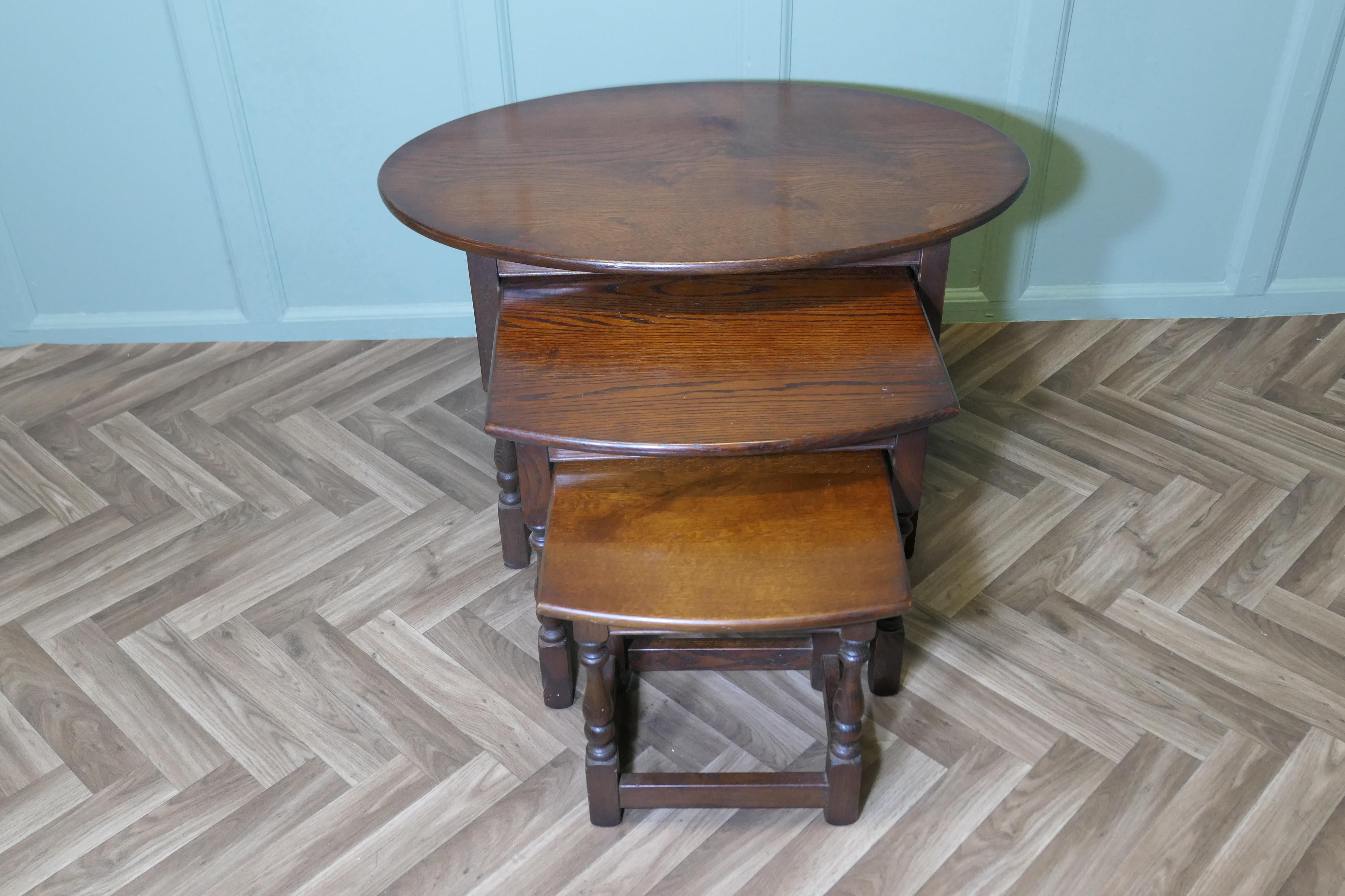 Mid-Century Modern Ensemble de tables ovales en chêne par Old Charm en vente