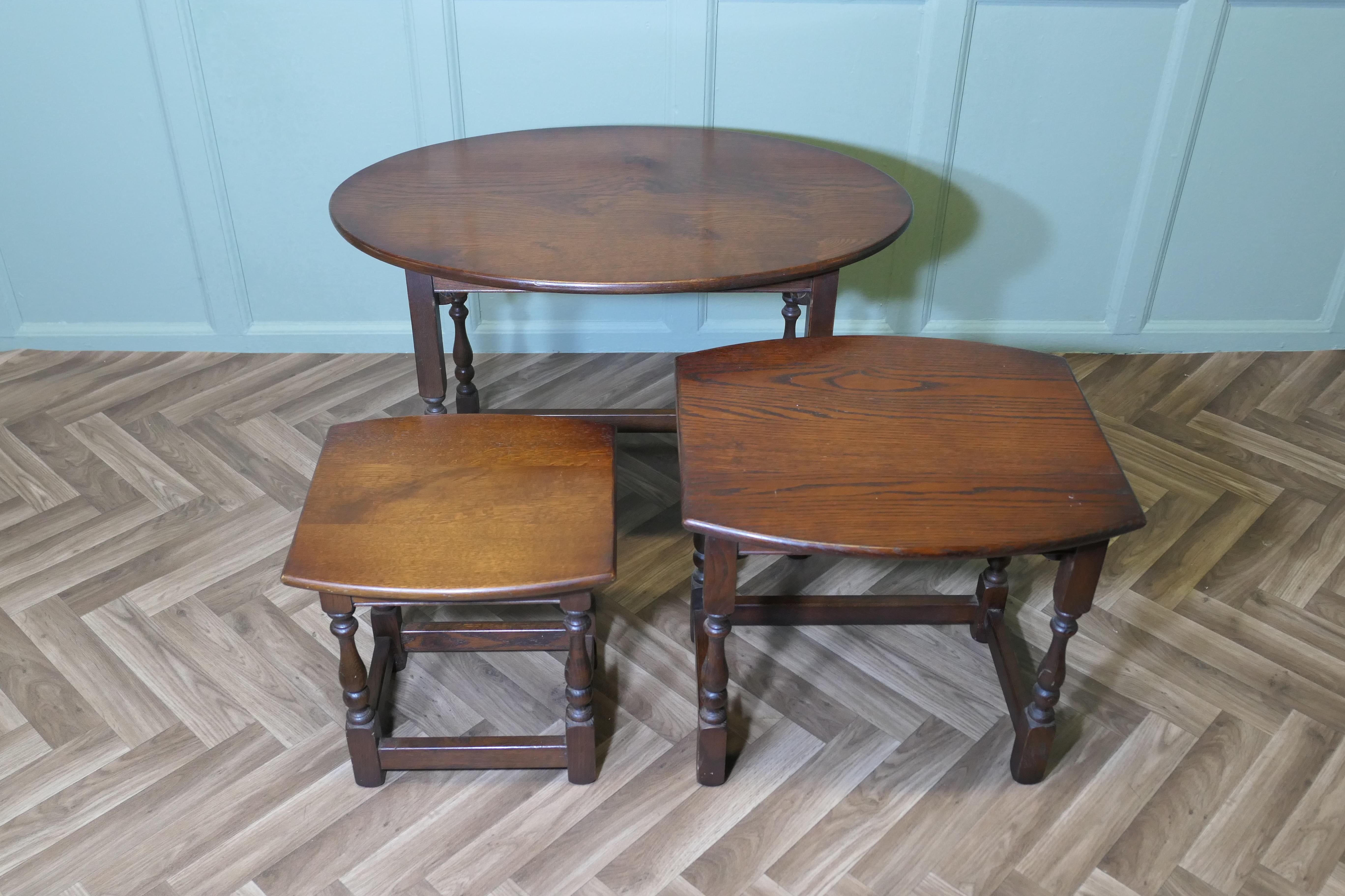 Ensemble de tables ovales en chêne par Old Charm Bon état - En vente à Godshill, Isle of Wight