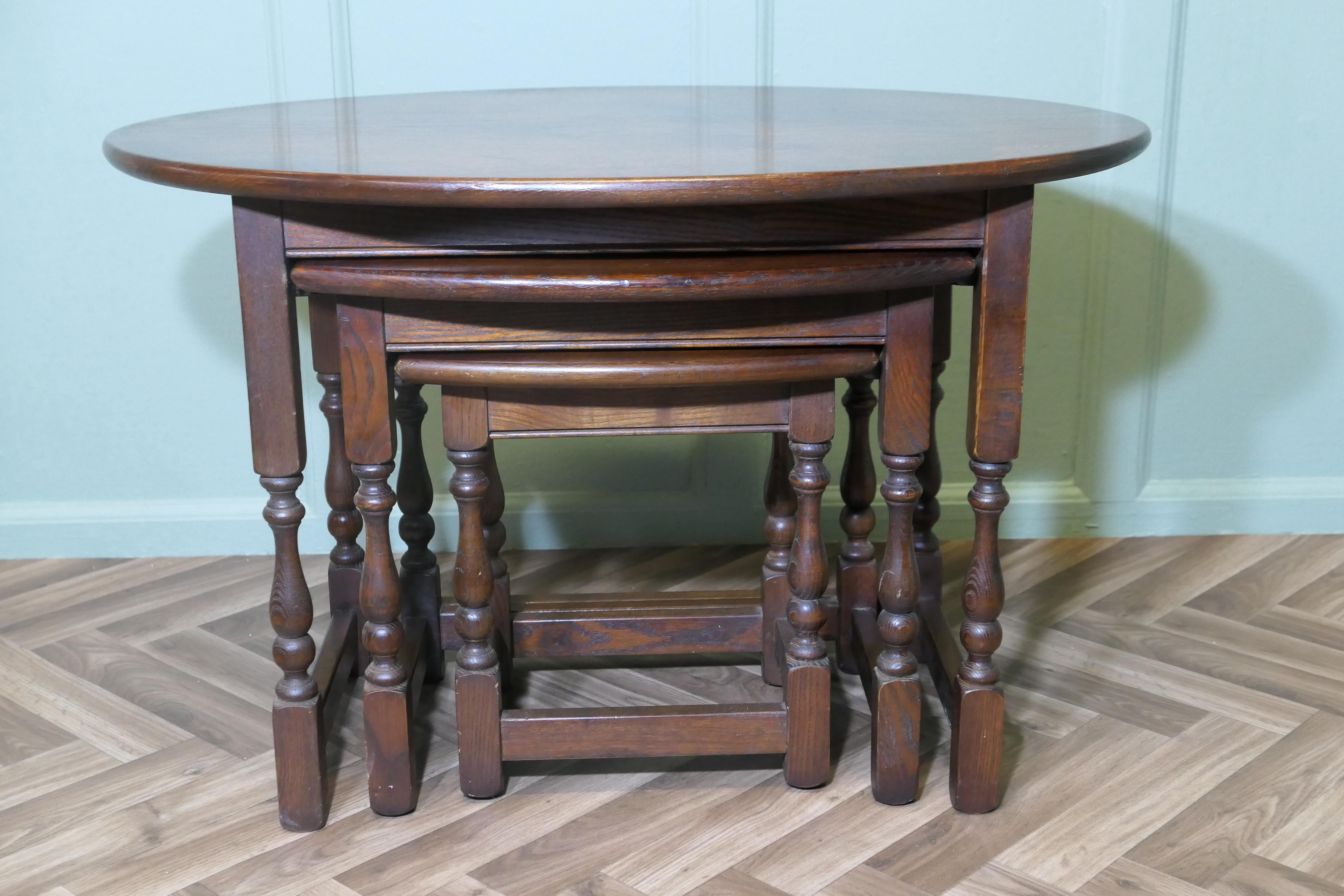 Chêne Ensemble de tables ovales en chêne par Old Charm en vente