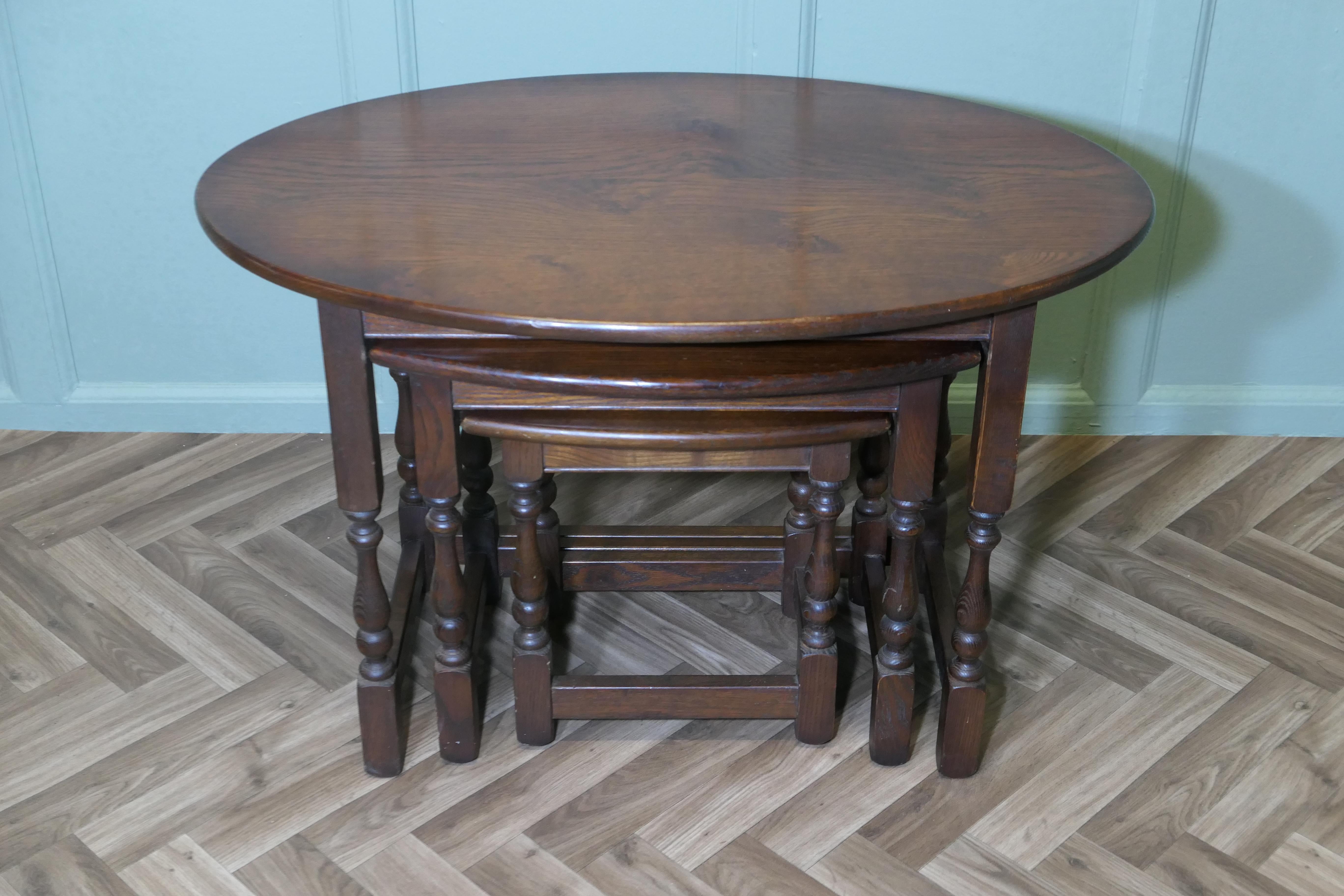 Ensemble de tables ovales en chêne par Old Charm en vente 1