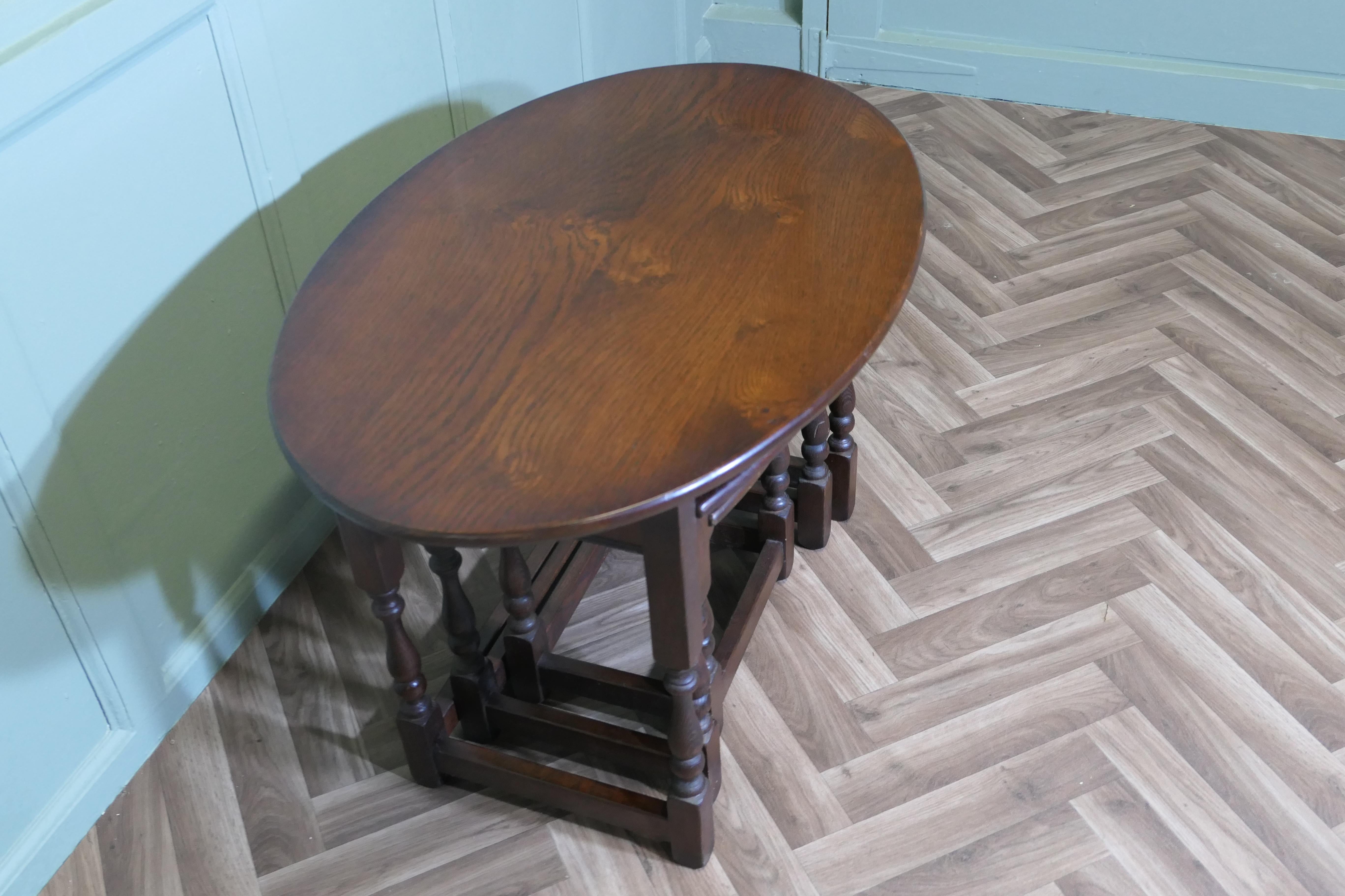 Ensemble de tables ovales en chêne par Old Charm en vente 2