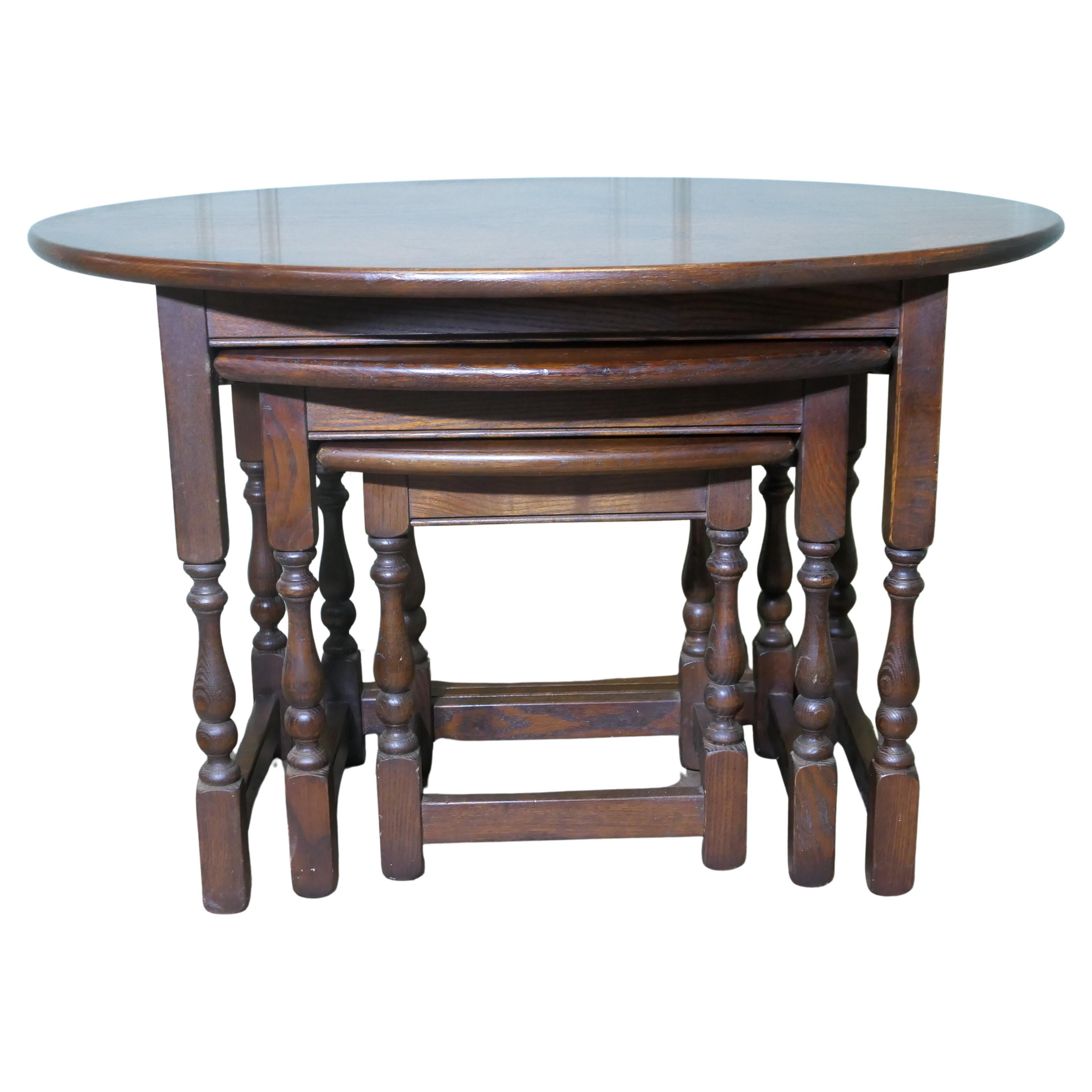 Ensemble de tables ovales en chêne par Old Charm en vente