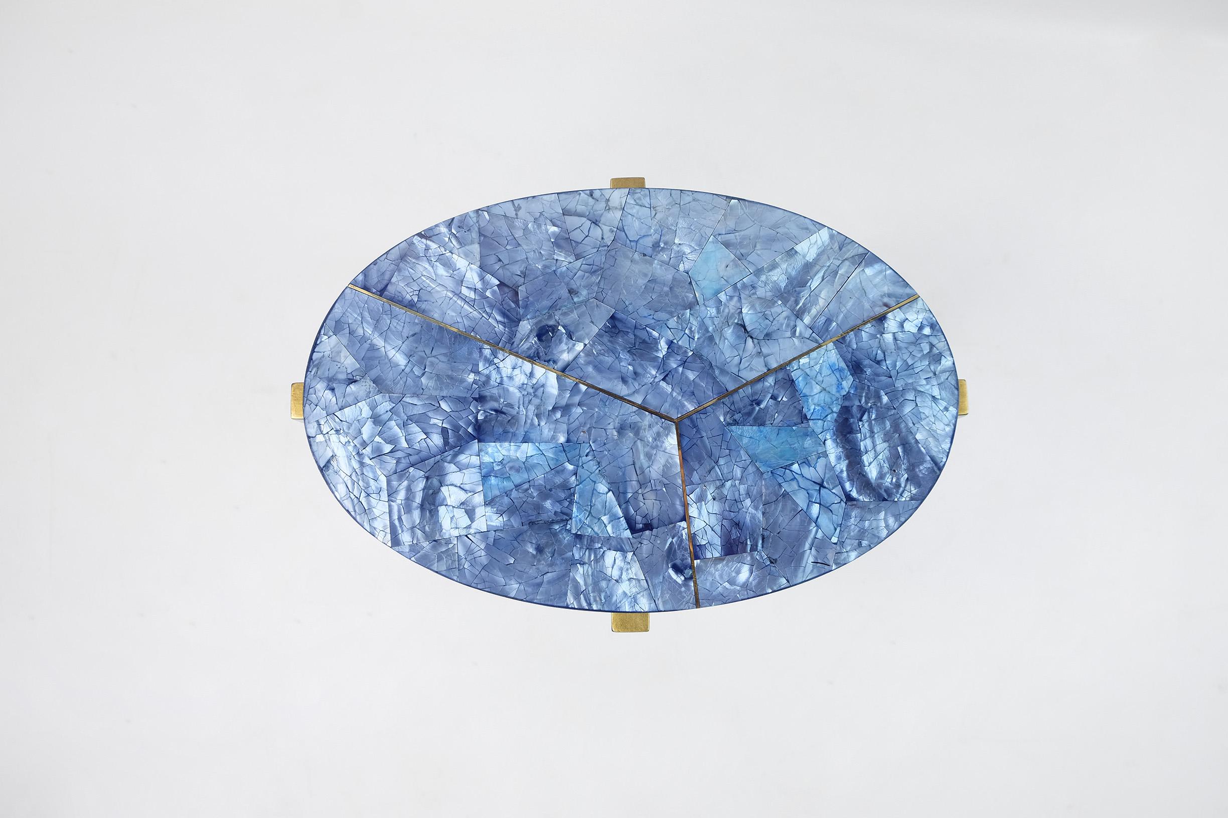 Ovale Nisttische mit blauen Einlegearbeiten und Patina aus altem Messing von Ginger Brown (Art déco) im Angebot