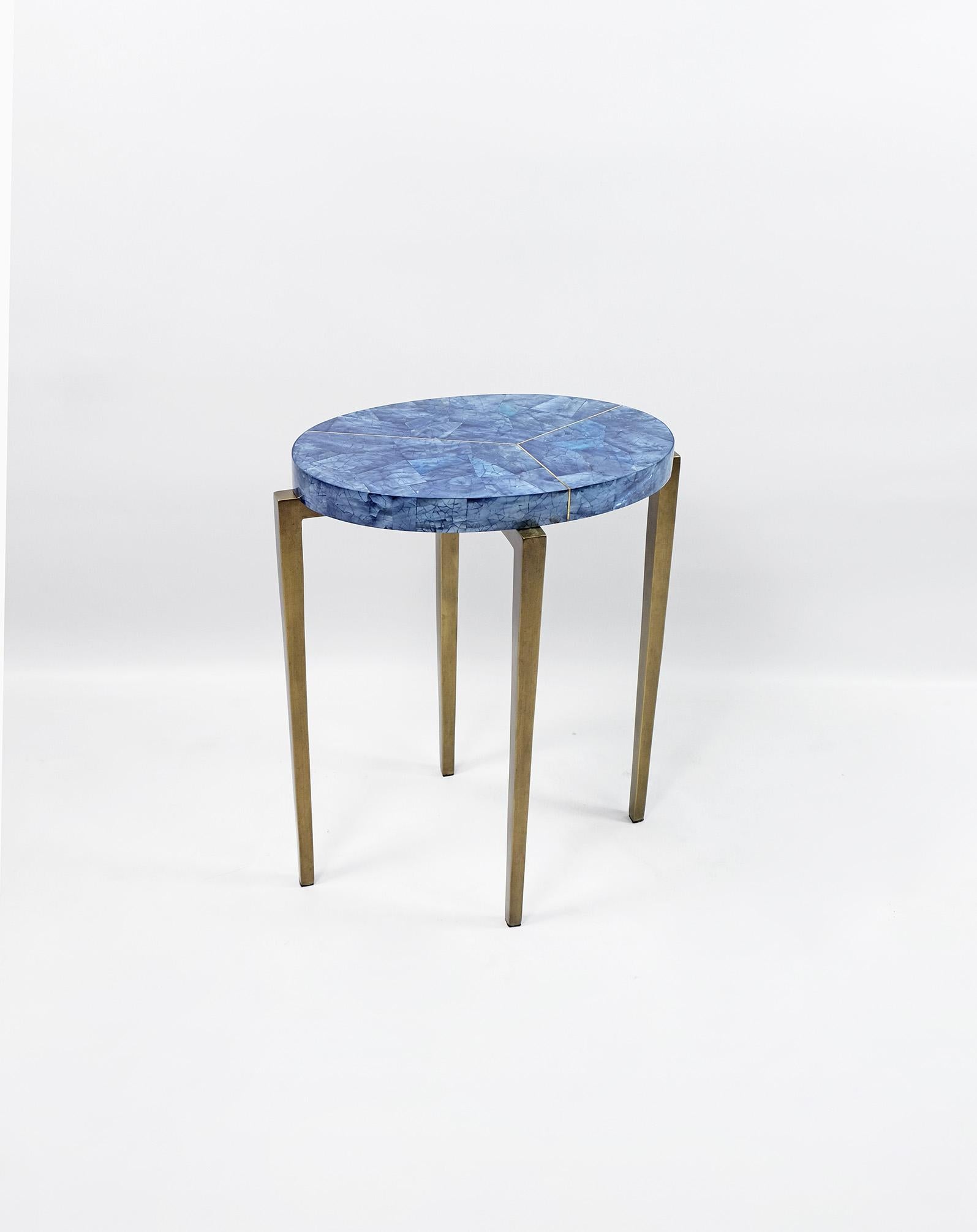 Ovale Nisttische mit blauen Einlegearbeiten und Patina aus altem Messing von Ginger Brown (Marketerie) im Angebot