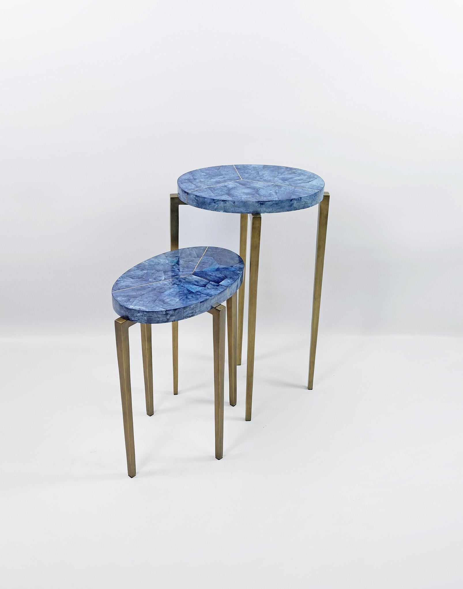 Ovale Nisttische mit blauen Einlegearbeiten und Patina aus altem Messing von Ginger Brown (21. Jahrhundert und zeitgenössisch) im Angebot