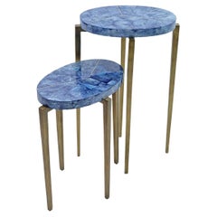 Tables gigognes ovales en marqueterie bleue et patine vieux laiton par Ginger Brown