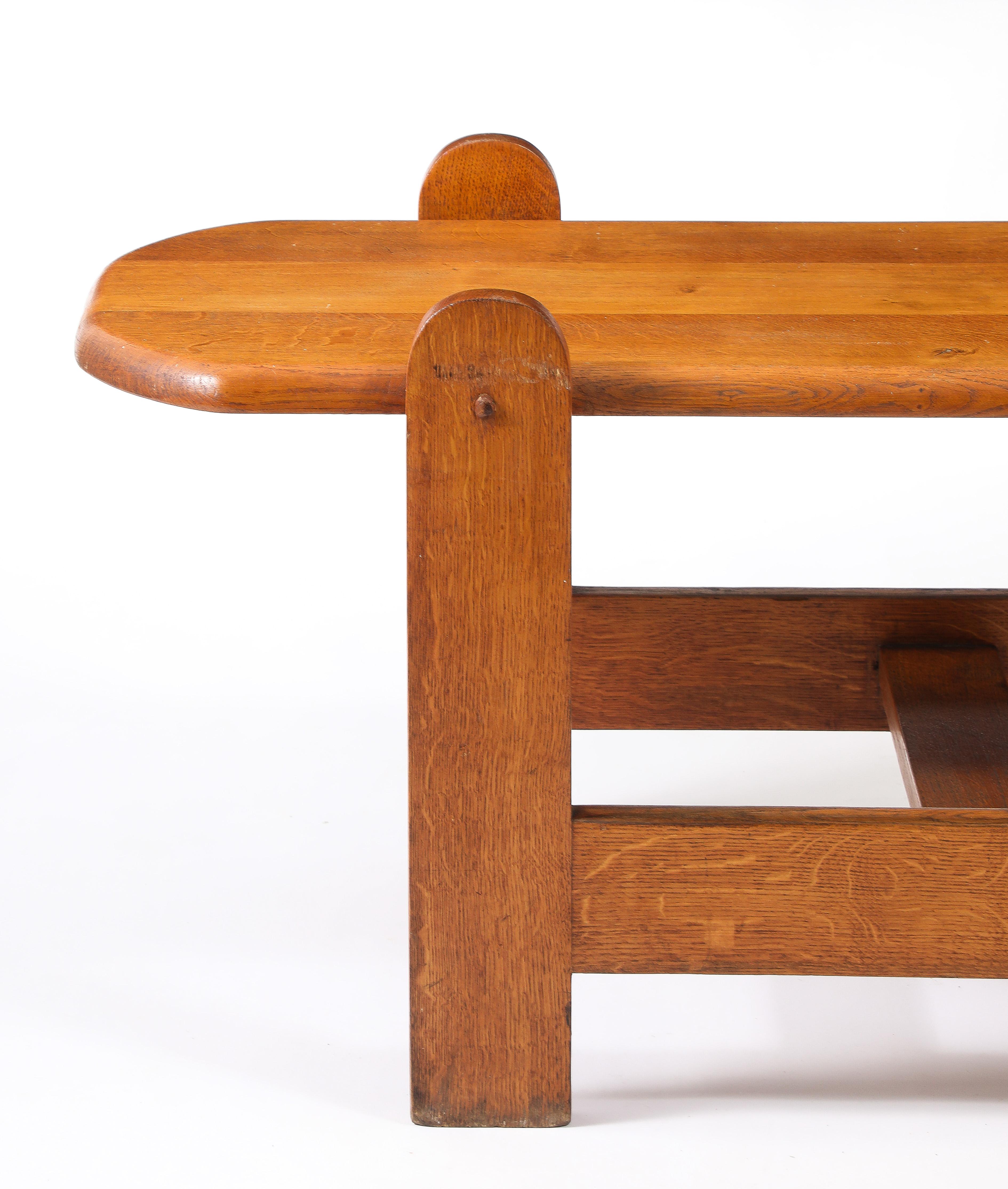 Table basse ou table d'appoint au design élégant, avec un plateau en surplomb et une base en forme de H. Dessus réel 21