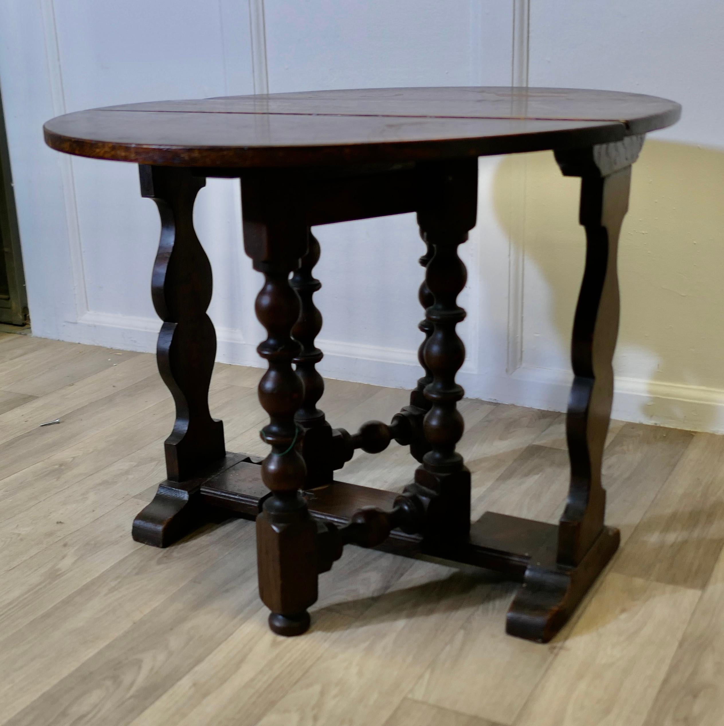 Table à café ou d'appoint ovale en Oak Oak Gate Leg

Il s'agit d'une pièce solide et de bonne qualité, dans le style d'une table à pieds mais de la taille d'une table basse. 
Cette table est solide et de belle couleur. Il suffit de soulever les