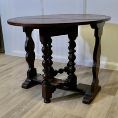 Table à café ou d'appoint ovale en Oak Oak Gate Leg  C'est une pièce solide et de bonne qualité.