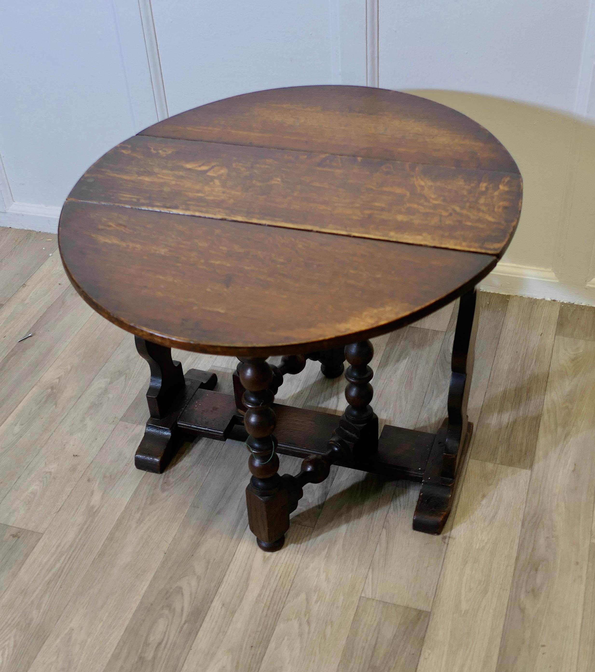 Victorien Table à café ou d'appoint ovale en Oak Oak Gate Leg  C'est une pièce solide et de bonne qualité. en vente