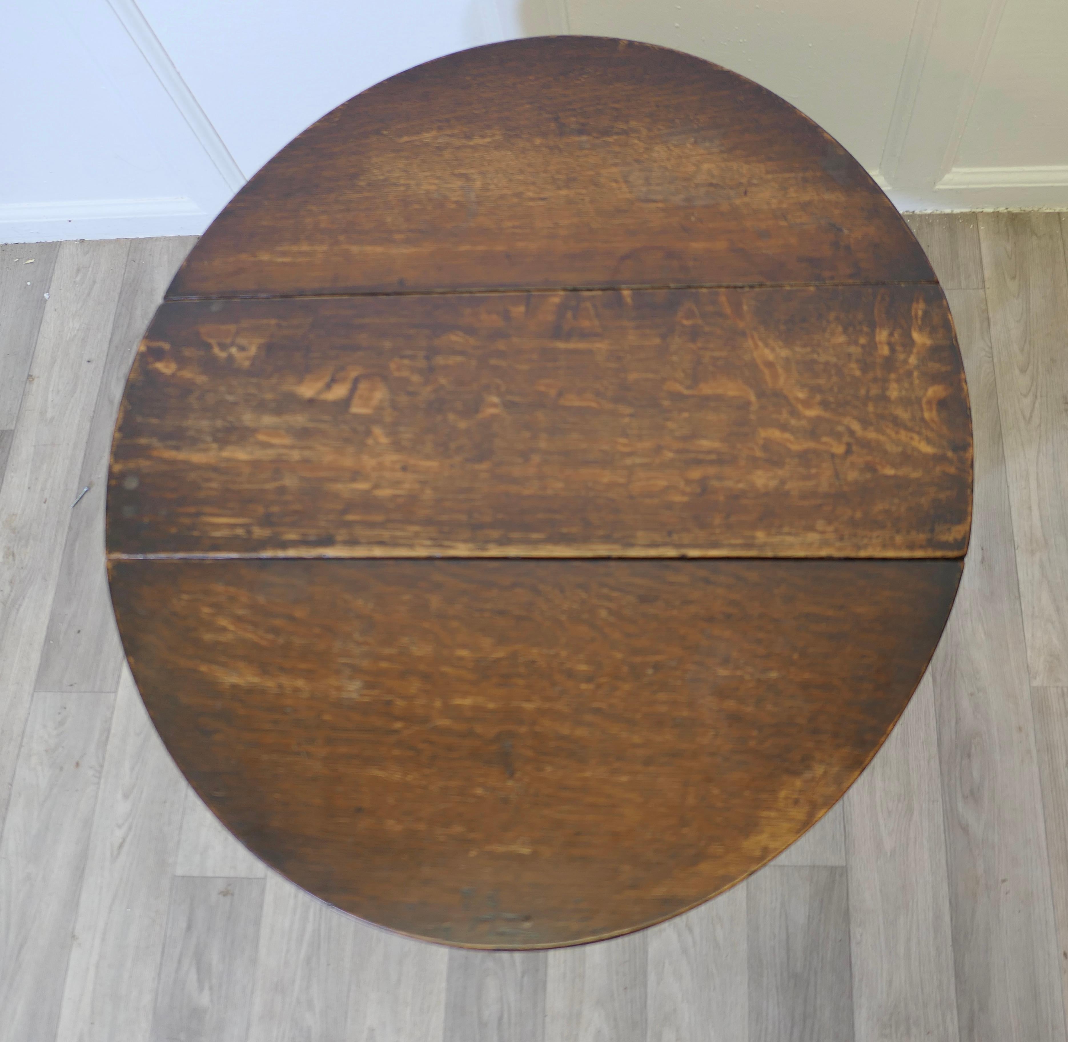 Table à café ou d'appoint ovale en Oak Oak Gate Leg  C'est une pièce solide et de bonne qualité. Bon état - En vente à Godshill, Isle of Wight