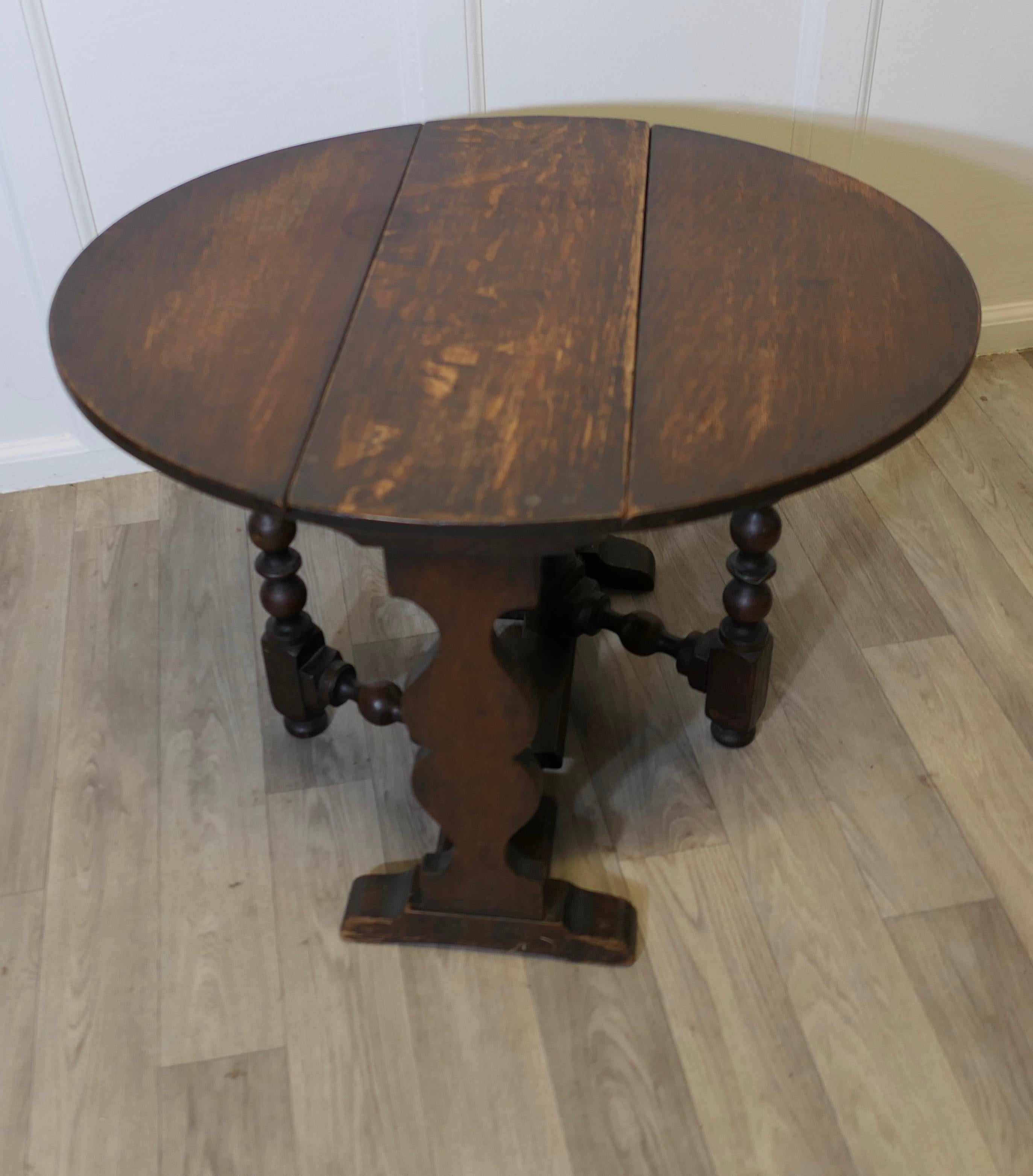 Chêne Table à café ou d'appoint ovale en Oak Oak Gate Leg  C'est une pièce solide et de bonne qualité. en vente