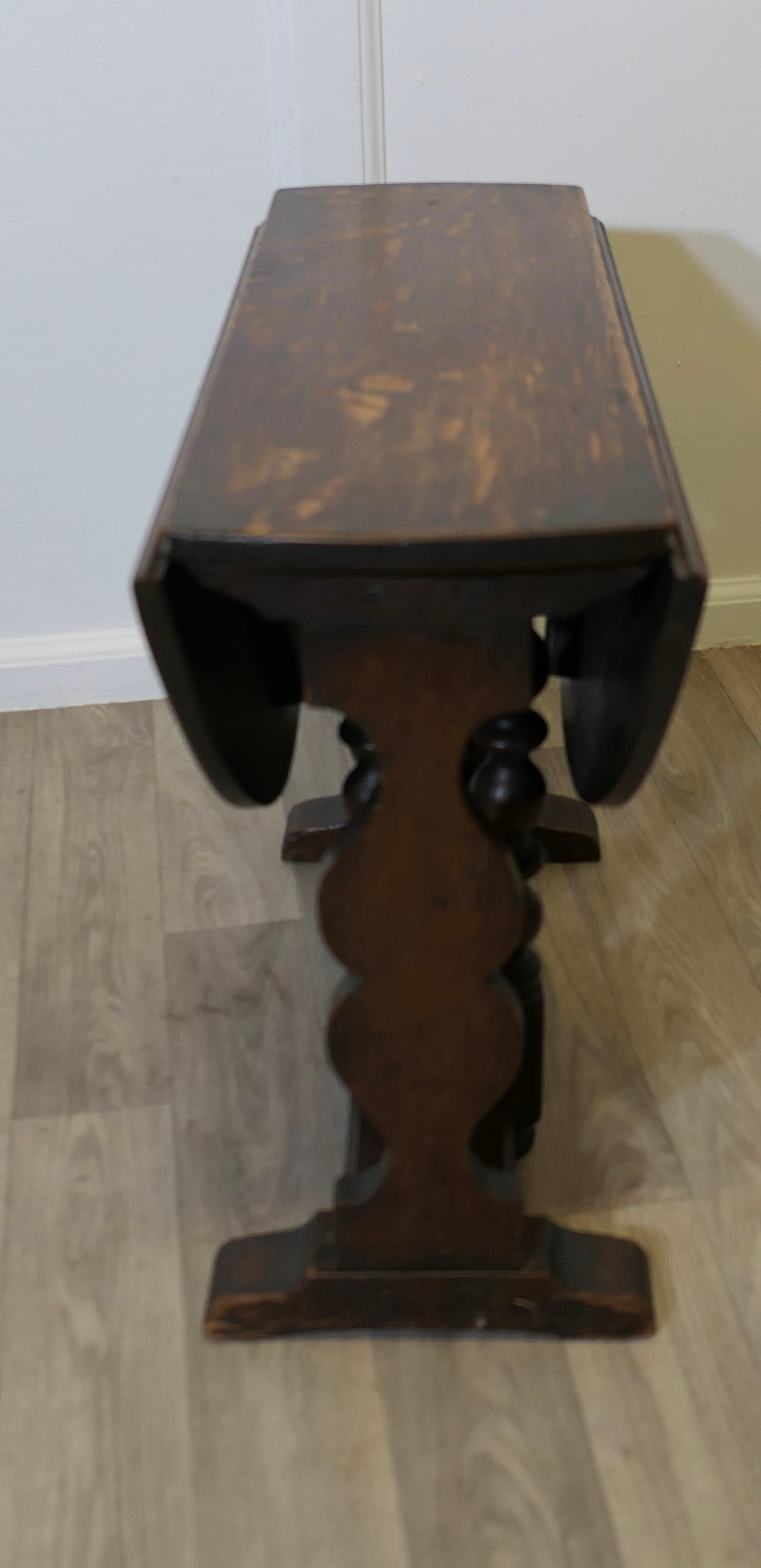 Table à café ou d'appoint ovale en Oak Oak Gate Leg  C'est une pièce solide et de bonne qualité. en vente 1