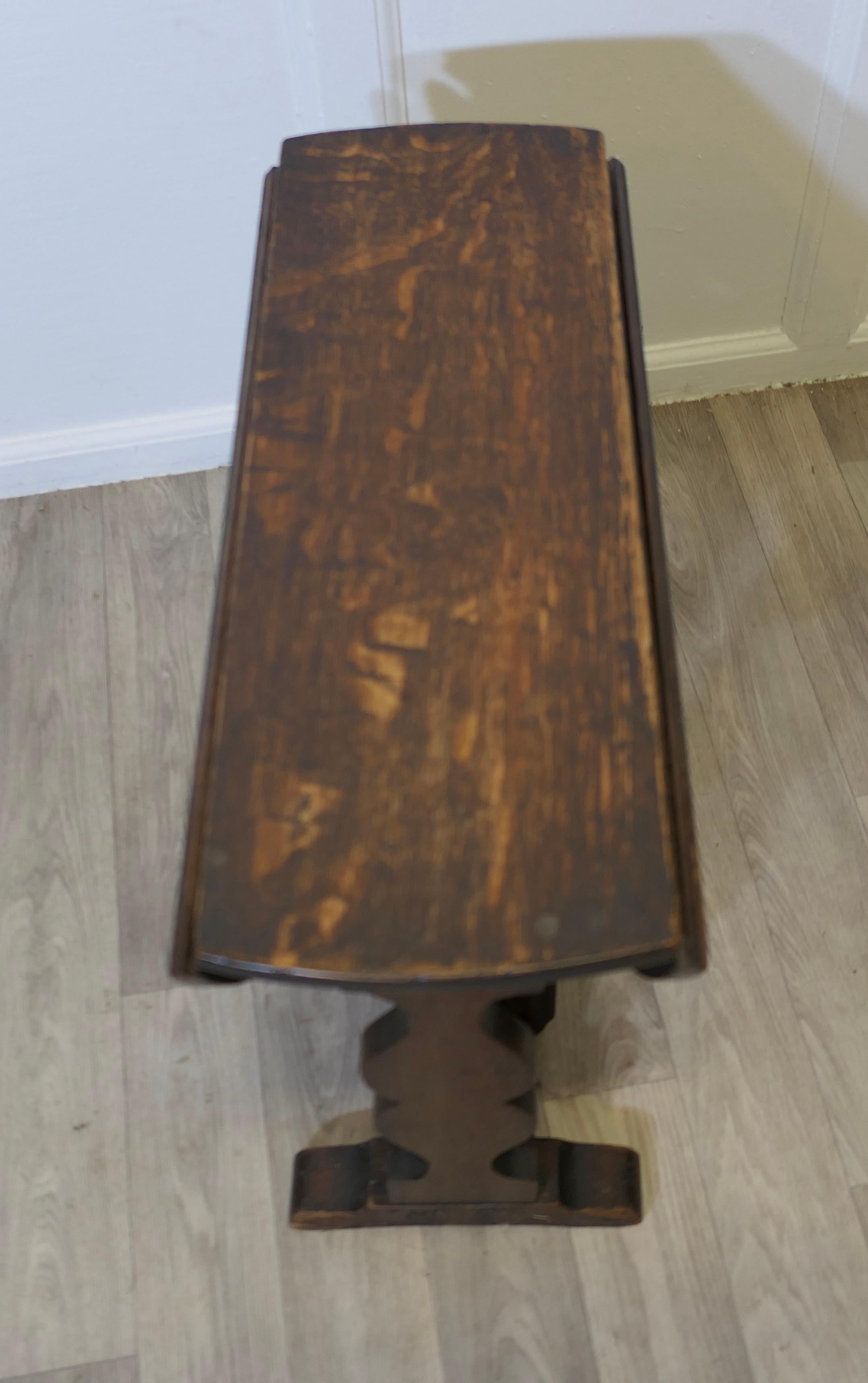Table à café ou d'appoint ovale en Oak Oak Gate Leg  C'est une pièce solide et de bonne qualité. en vente 2