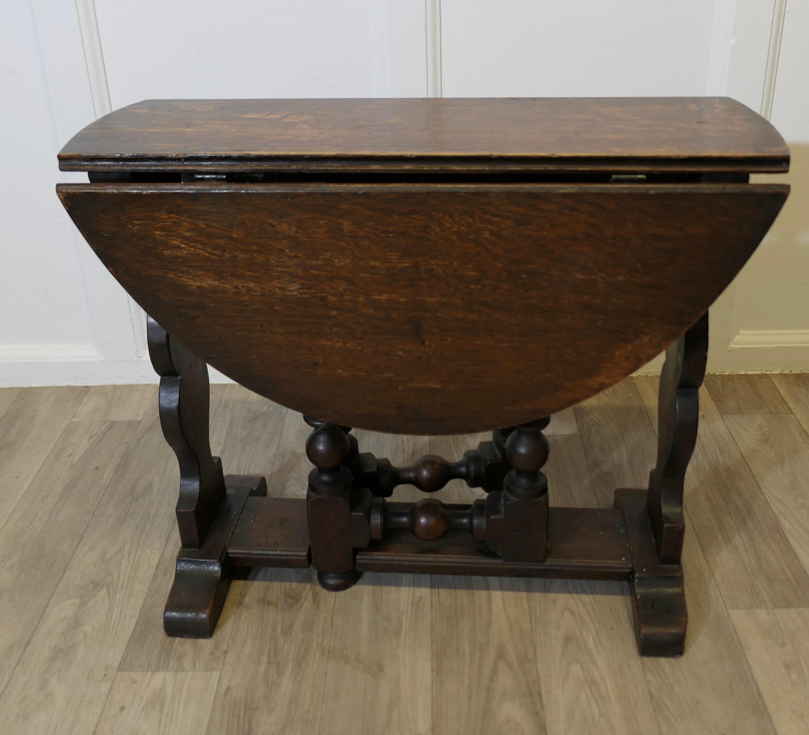 Table à café ou d'appoint ovale en Oak Oak Gate Leg  C'est une pièce solide et de bonne qualité. en vente 3