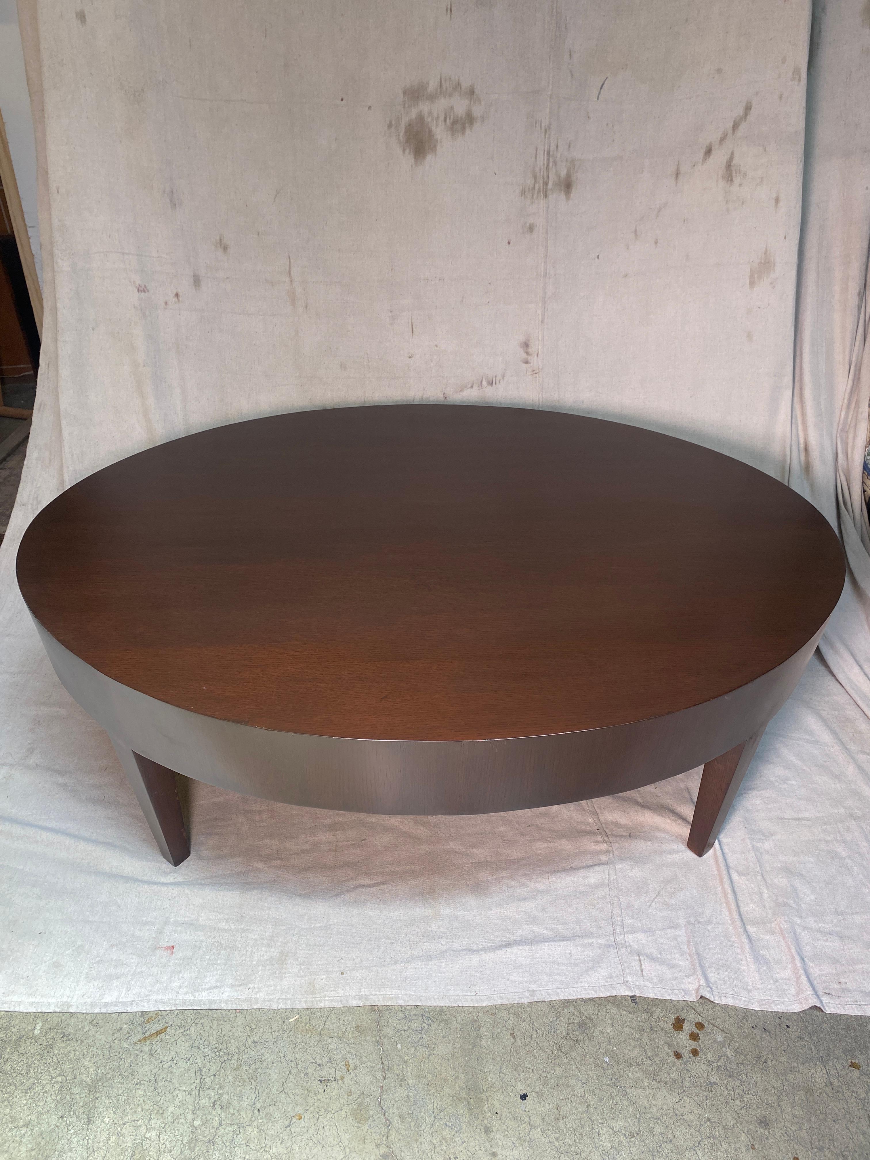 United States 1980s round oak wood coffee table.
It is simple and elegant in design.
There are two tiers - second tier is optional. 