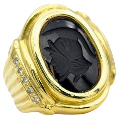 Ovaler Onyx-Intaglio-Cocktailring mit Diamant-Akzenten aus 18 Karat Gelbgold