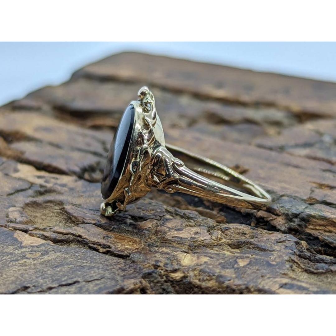 Vintage from the 1950s
Size: 5 US
Materials: Gold
Gemstone: Onyx
Gem color: Black
Band color: Rose gold

Style: Art deco

Rare Onyx ring. 10k YELLOW Gold, unmarked but has been tested. Beautiful ornate frame around the onyx.
2.2grams total
10mm by