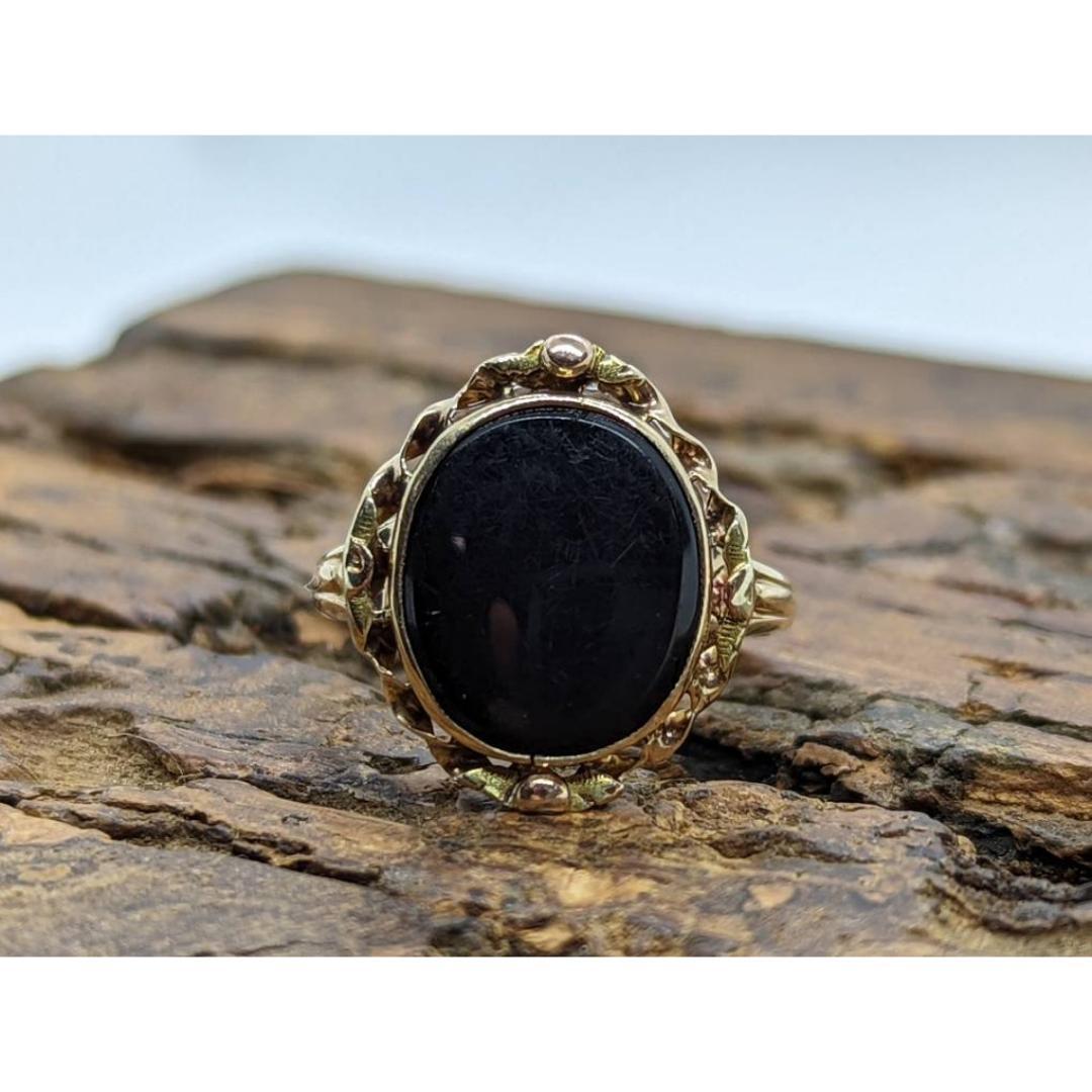 Oval Onyx ring. 10k ornate gold frame onyx ring. Mourning ring. In Good Condition In Port Charlotte, FL