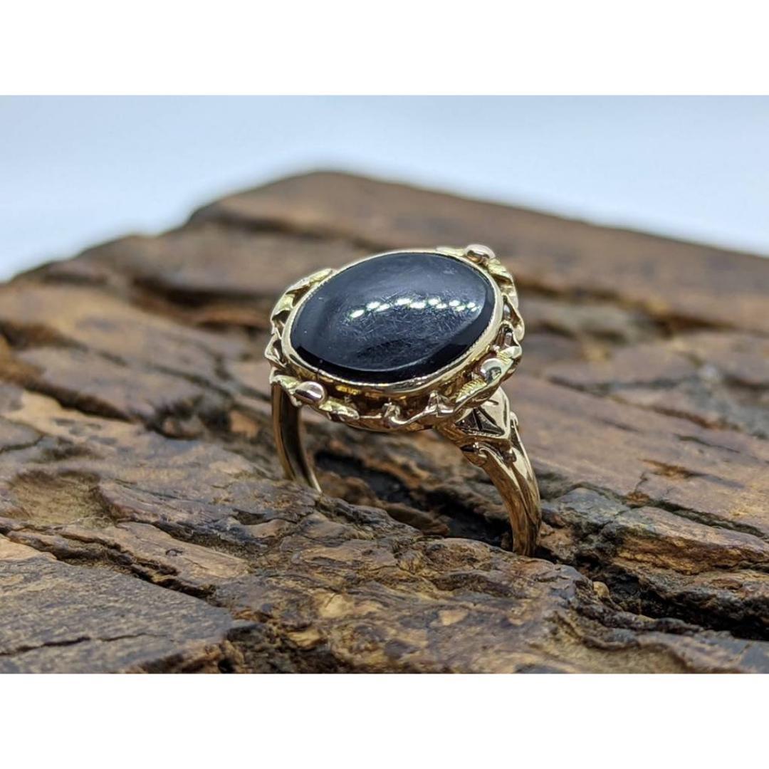 Oval Onyx ring. 10k ornate gold frame onyx ring. Mourning ring. 1