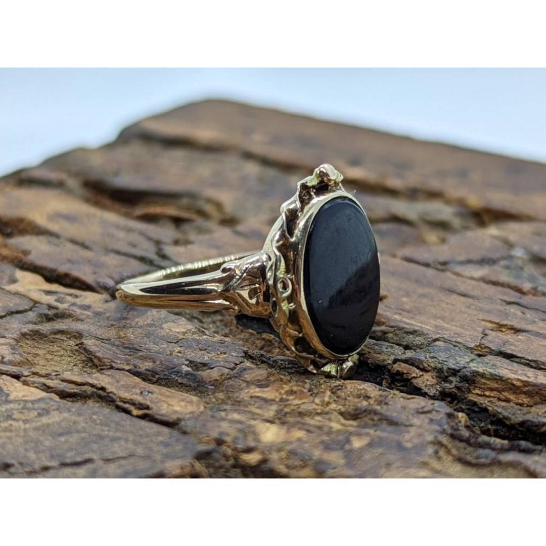 Oval Onyx ring. 10k ornate gold frame onyx ring. Mourning ring. 3