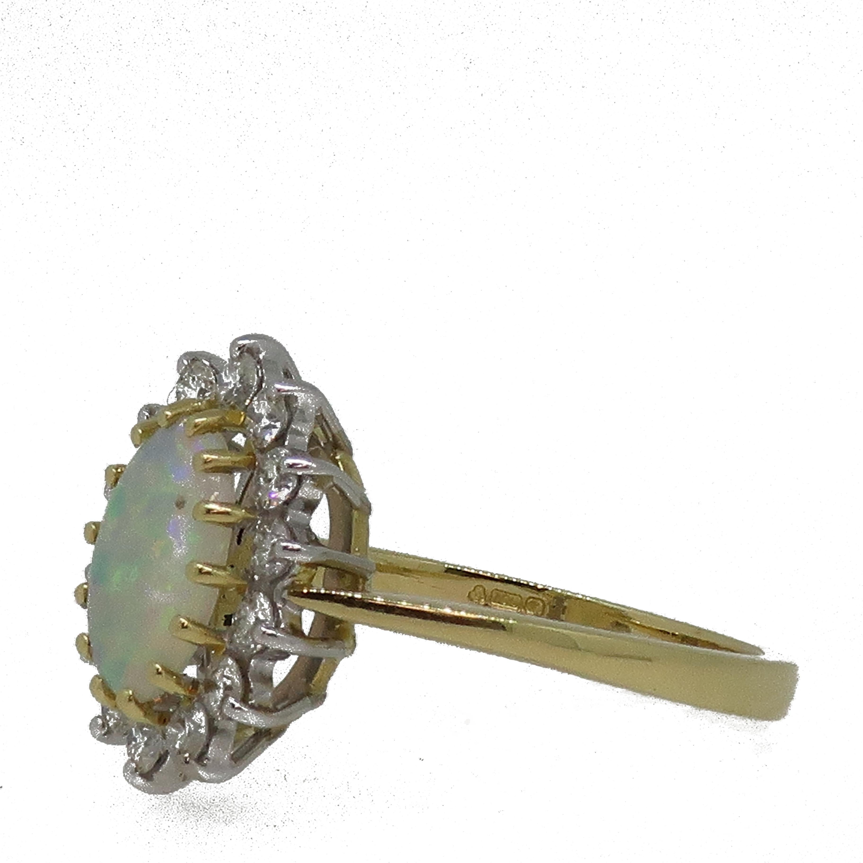 Ovaler Opal- und Diamant-Cluster-Ring in Krallenform 18 Karat Gelb- und Weißgold

Zeitgenössischer, handgefertigter Ring mit ovalem Opal und Diamantcluster. Der zentrale Opal ist in 18 Karat gefasst  gelbgold, umgeben von vierzehn weißen Diamanten