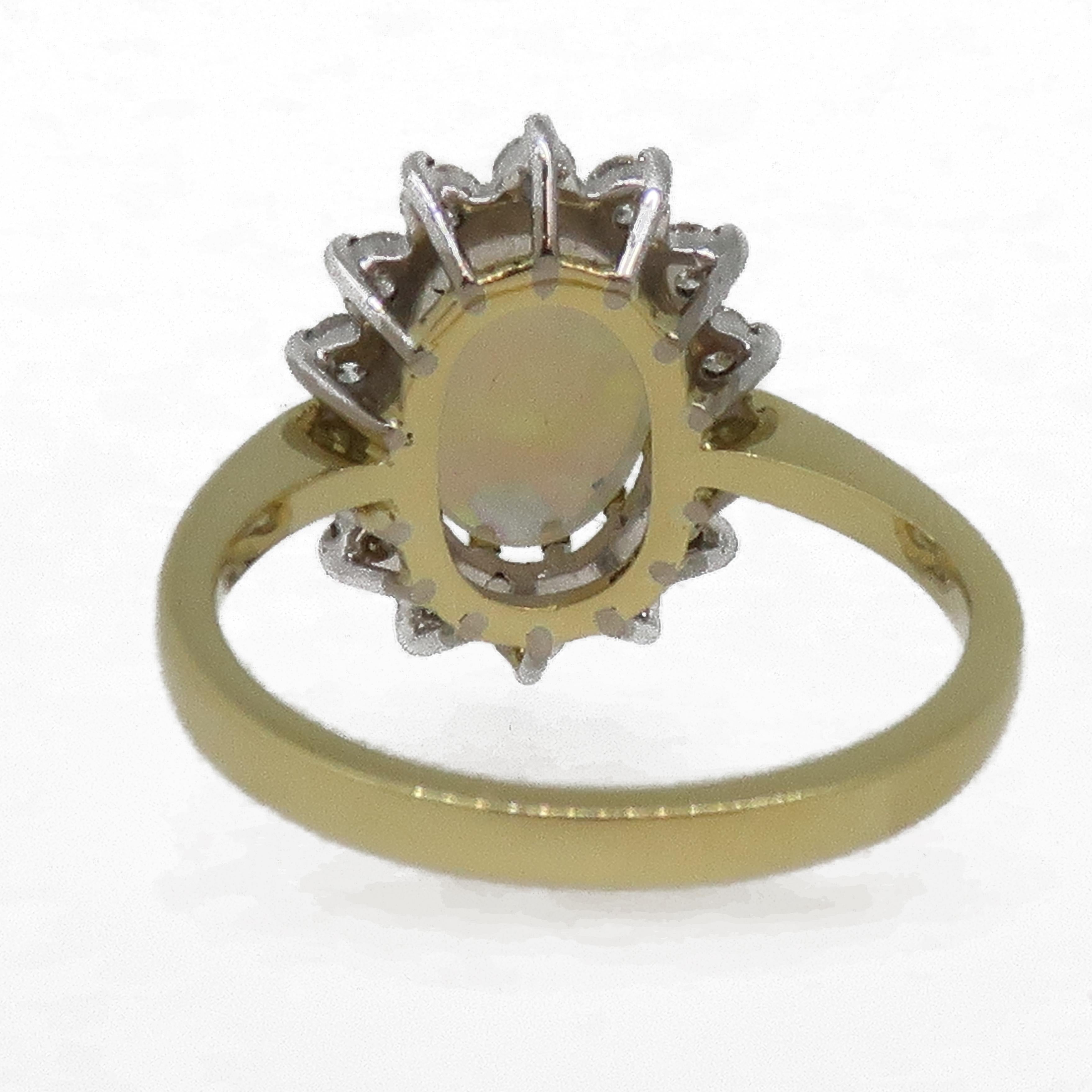 Ovaler Opal und Diamant in Krallenfassung Cluster Ring aus 18 Karat Gelb- und Weißgold (Zeitgenössisch) im Angebot