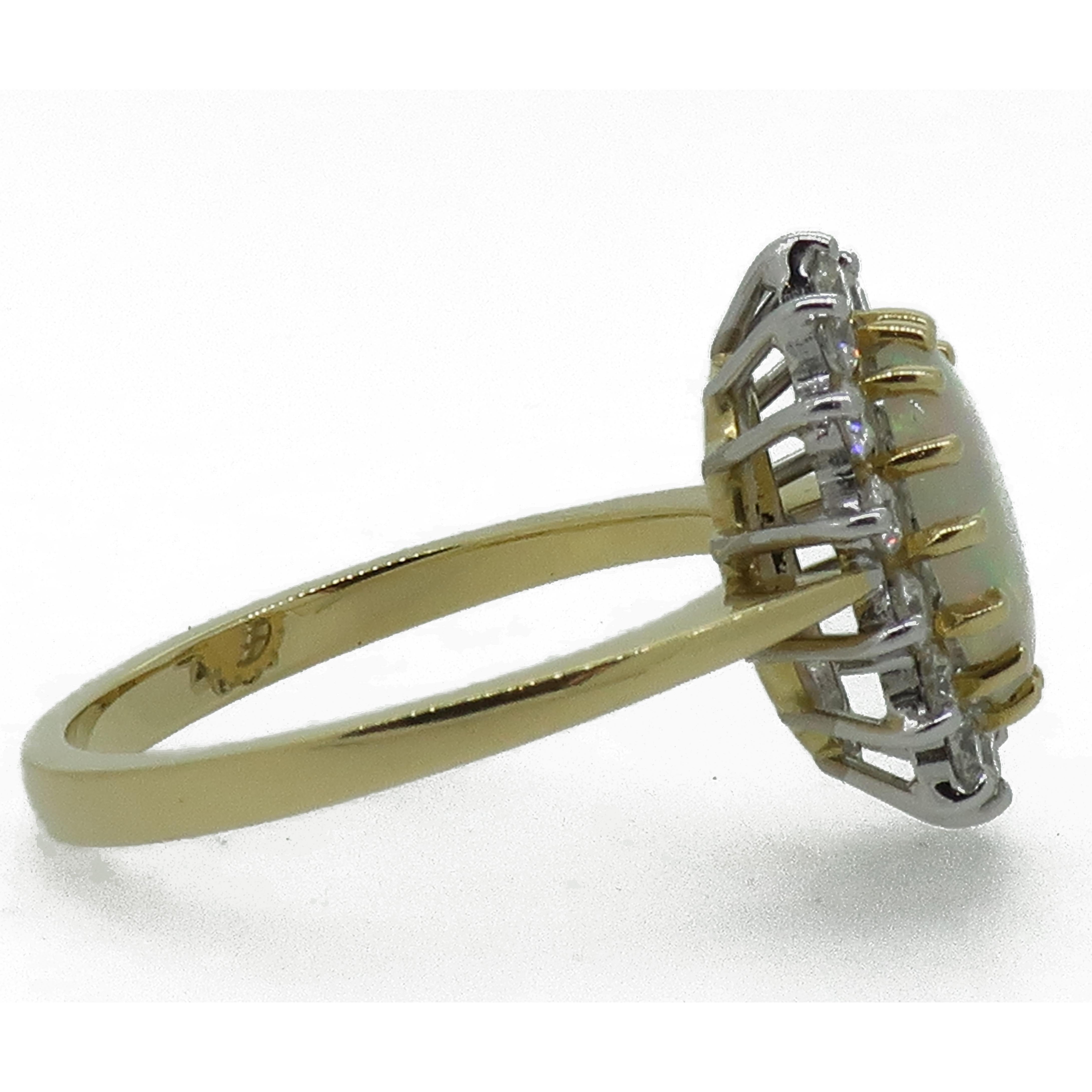 Ovaler Opal und Diamant in Krallenfassung Cluster Ring aus 18 Karat Gelb- und Weißgold (Ovalschliff) im Angebot