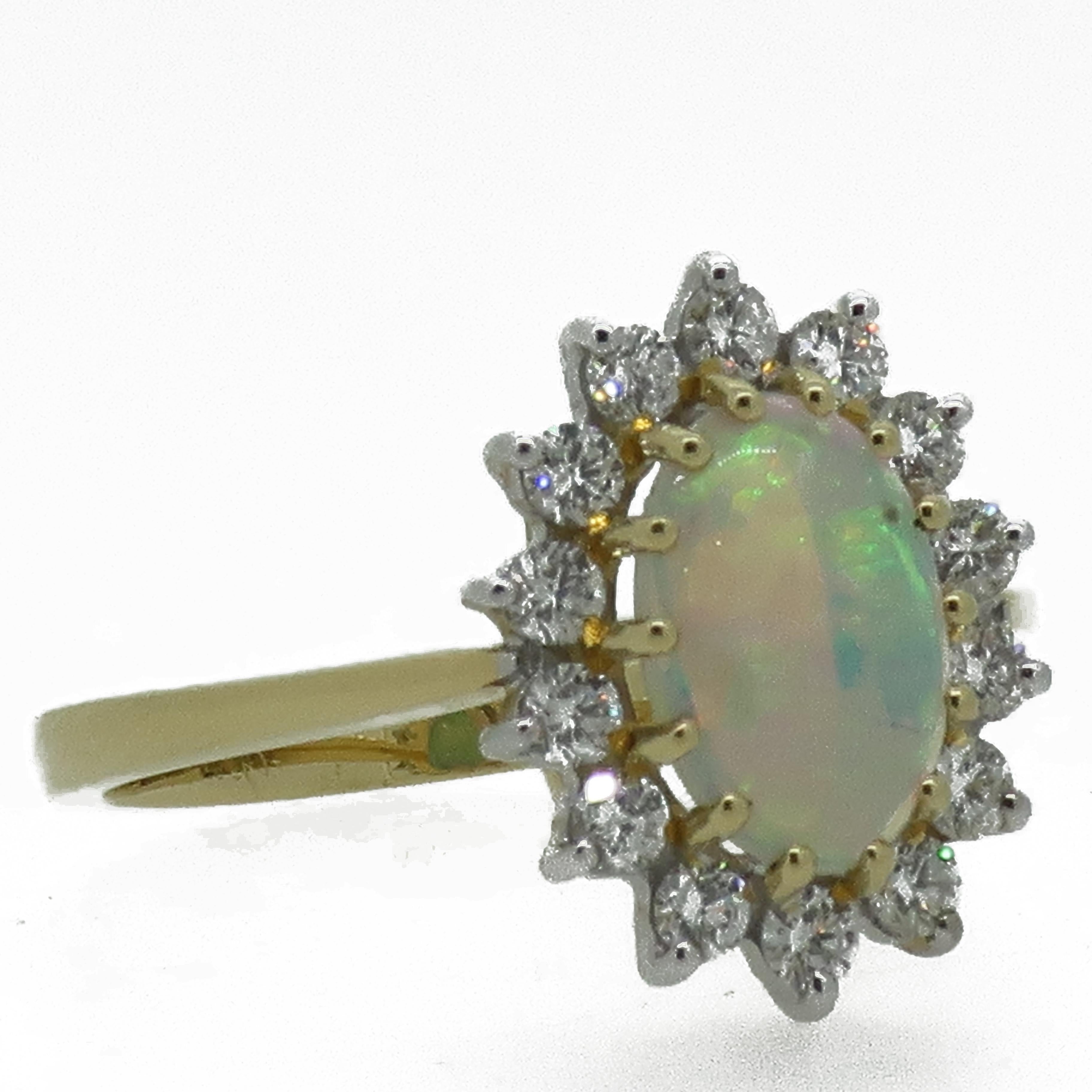 Ovaler Opal und Diamant in Krallenfassung Cluster Ring aus 18 Karat Gelb- und Weißgold im Zustand „Neu“ im Angebot in East Grinstead, GB