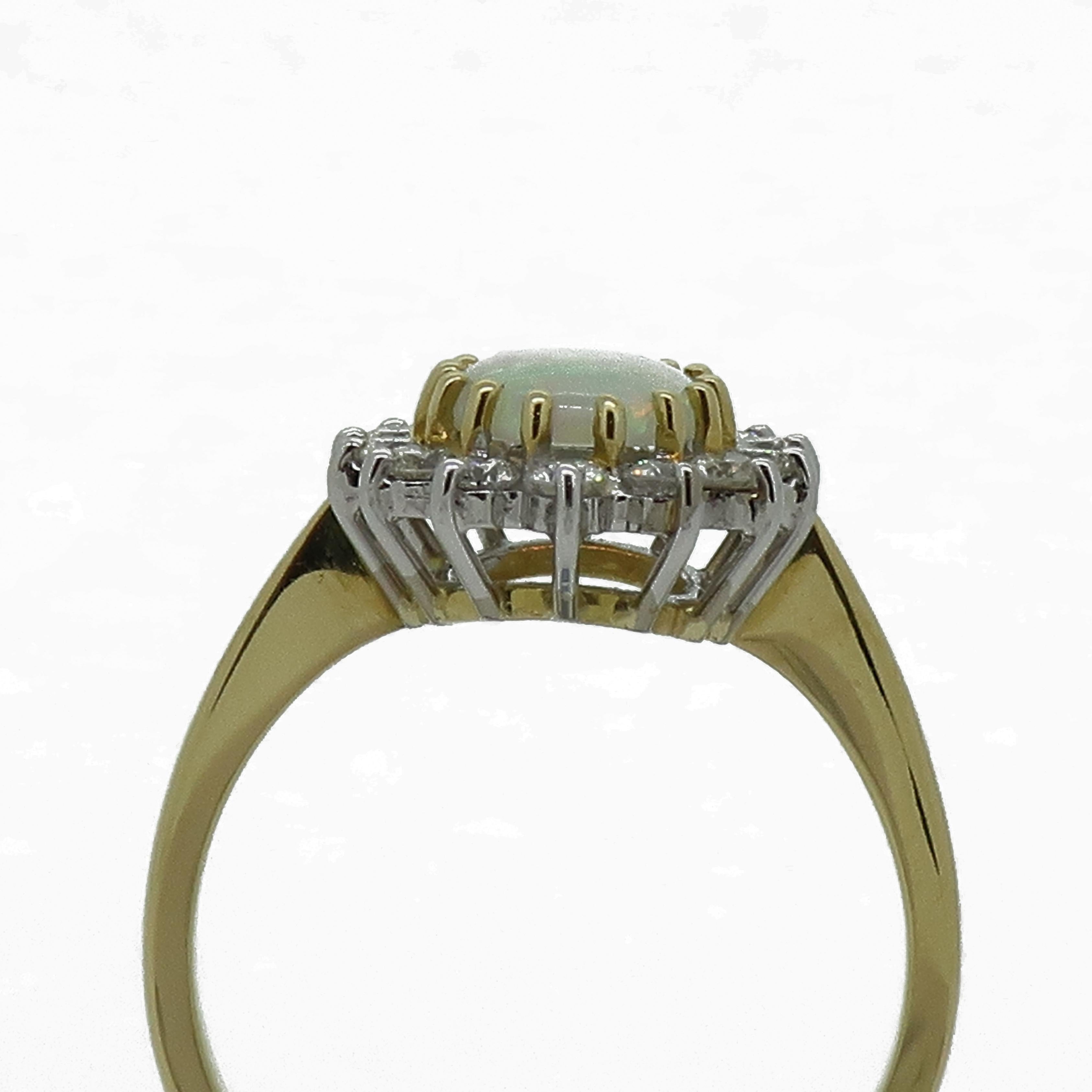 Ovaler Opal und Diamant in Krallenfassung Cluster Ring aus 18 Karat Gelb- und Weißgold Damen im Angebot