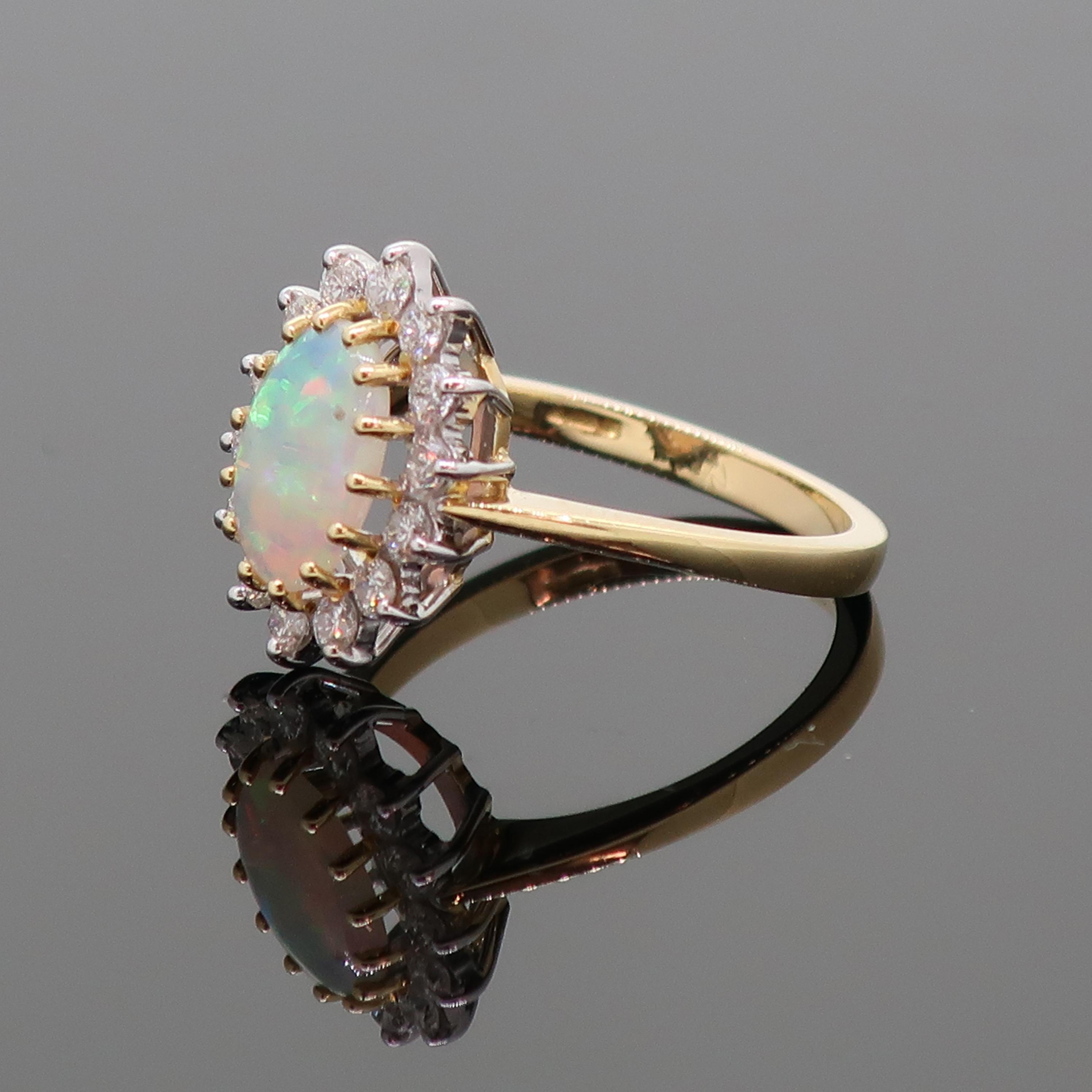 Ovaler Opal und Diamant in Krallenfassung Cluster Ring aus 18 Karat Gelb- und Weißgold im Angebot 2