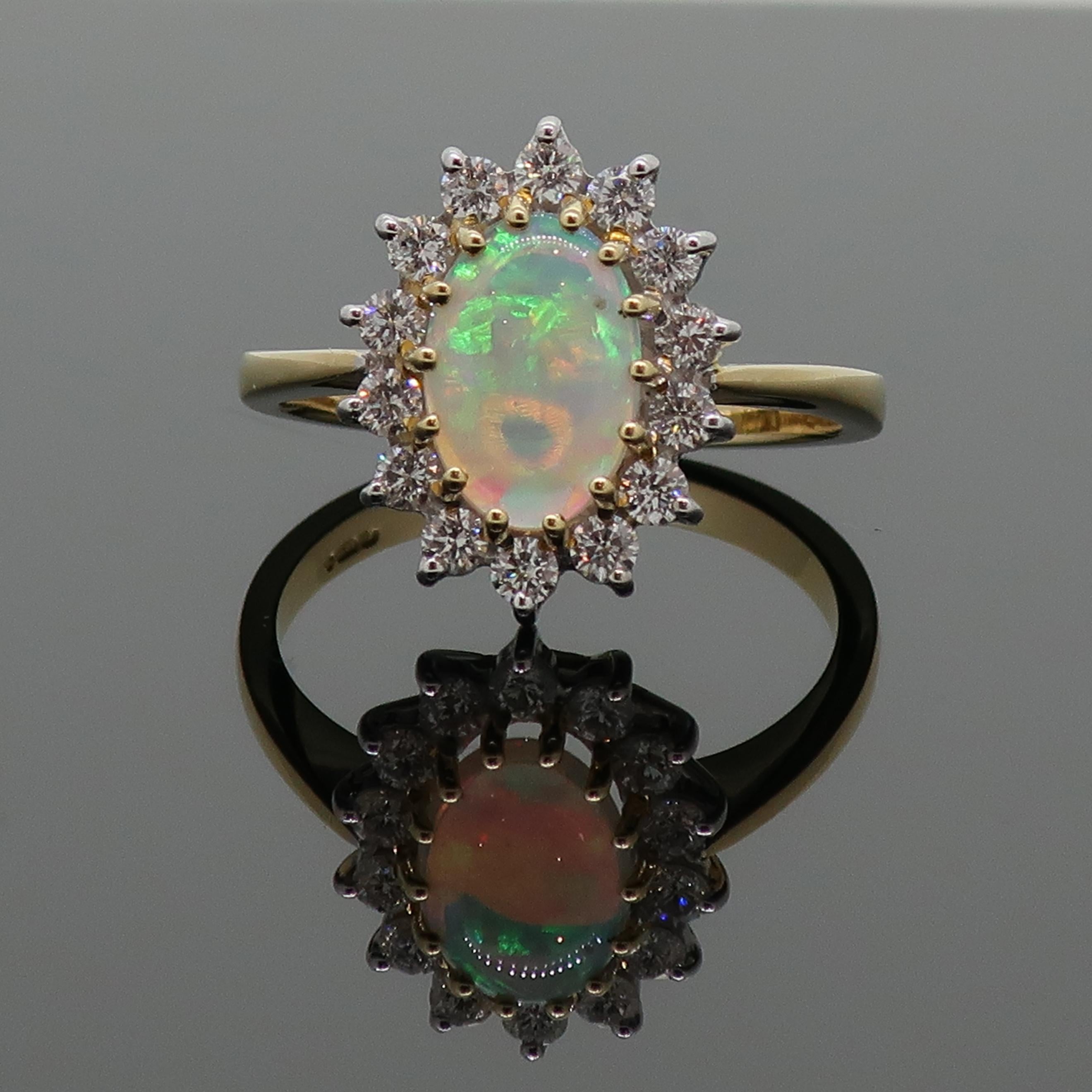Ovaler Opal und Diamant in Krallenfassung Cluster Ring aus 18 Karat Gelb- und Weißgold im Angebot 3