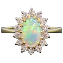 Ovaler Opal und Diamant in Krallenfassung Cluster Ring aus 18 Karat Gelb- und Weißgold