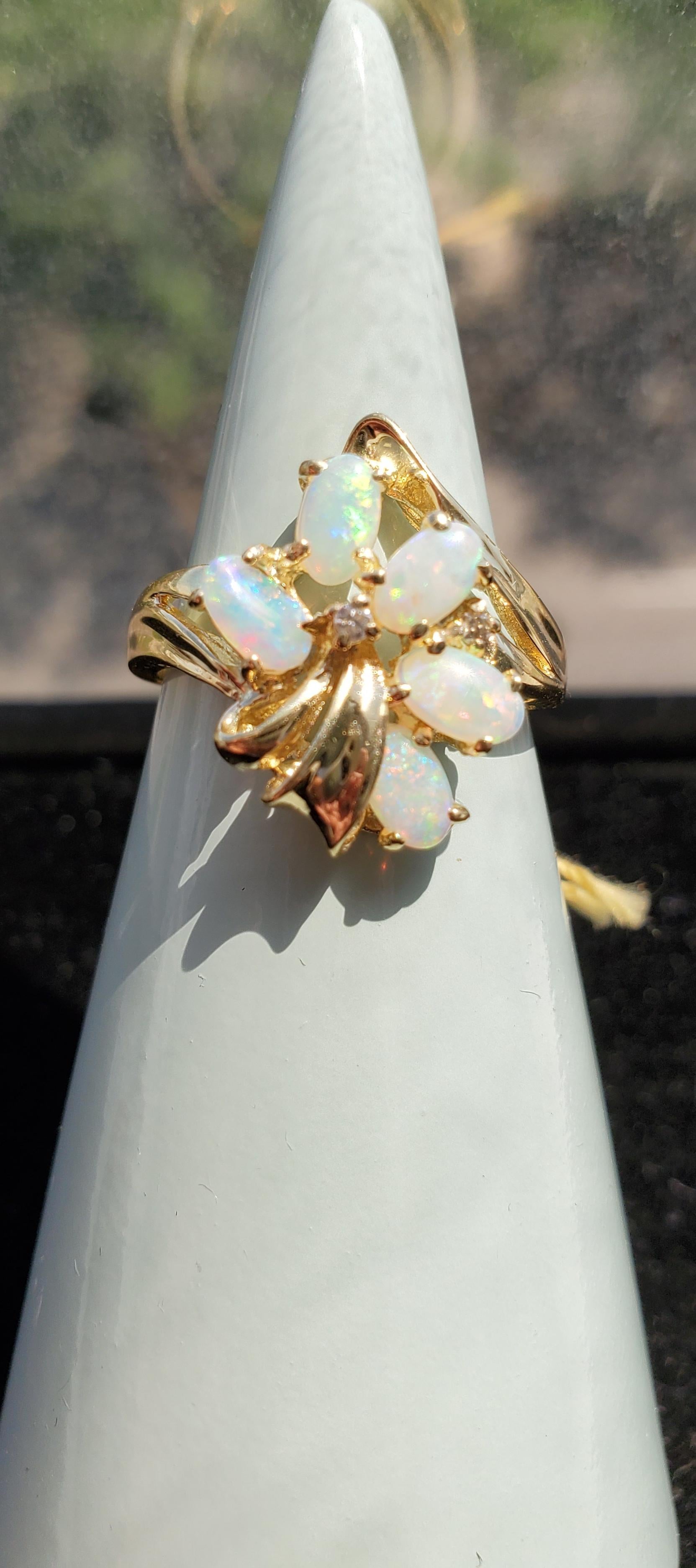Taglio ovale Anello Opale ovale con diamante a grappolo in oro giallo 14k in vendita