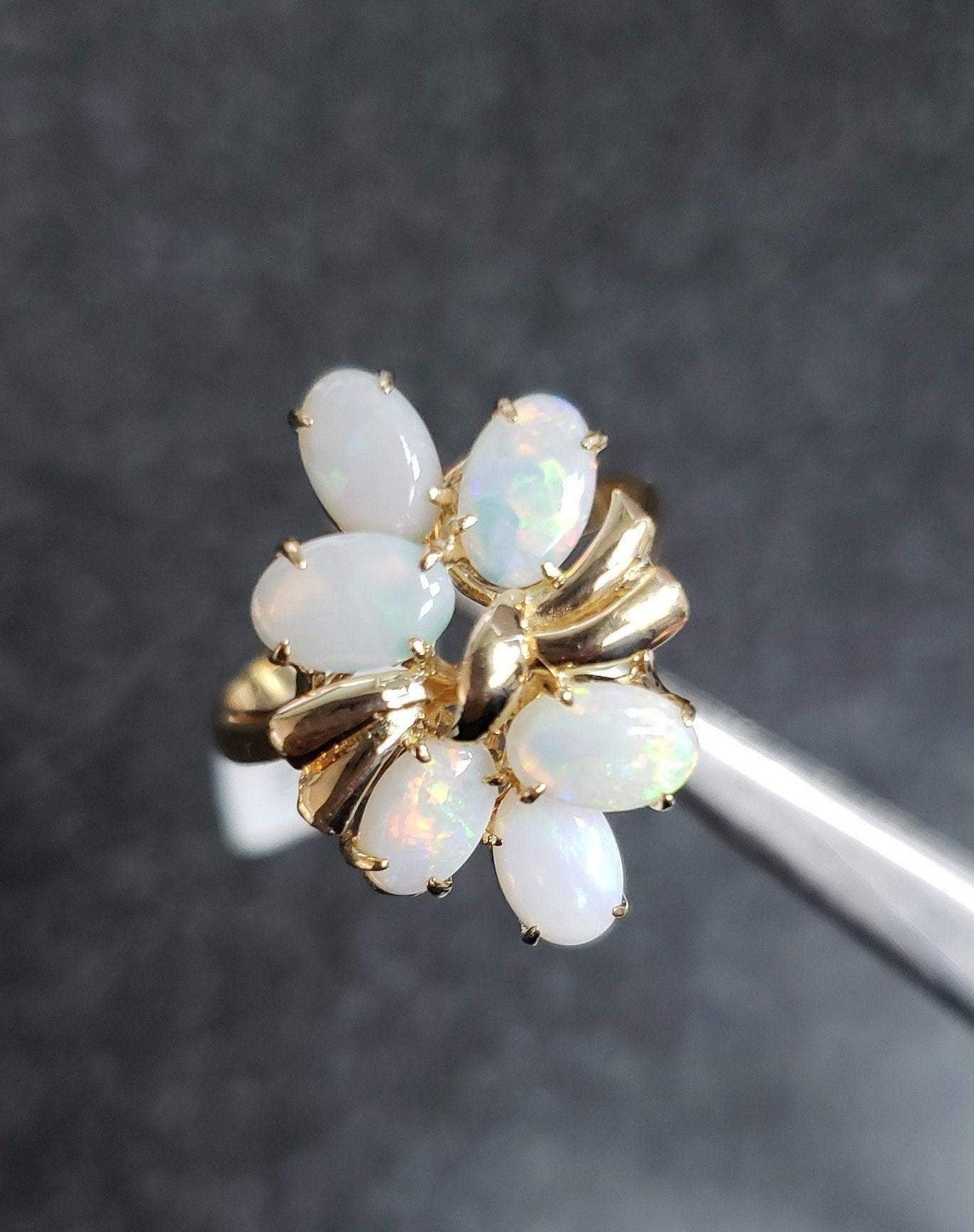 Taille ovale Oval Opal Cluster Ring 14k Yellow Gold en vente