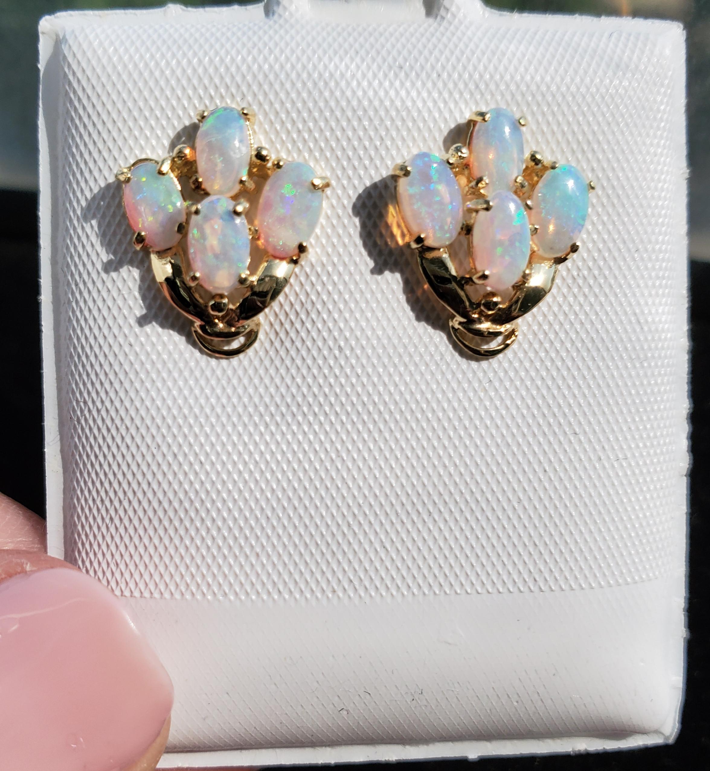 Tachuelas de racimo de ópalo ovalado Oro amarillo 14k Corte oval en venta