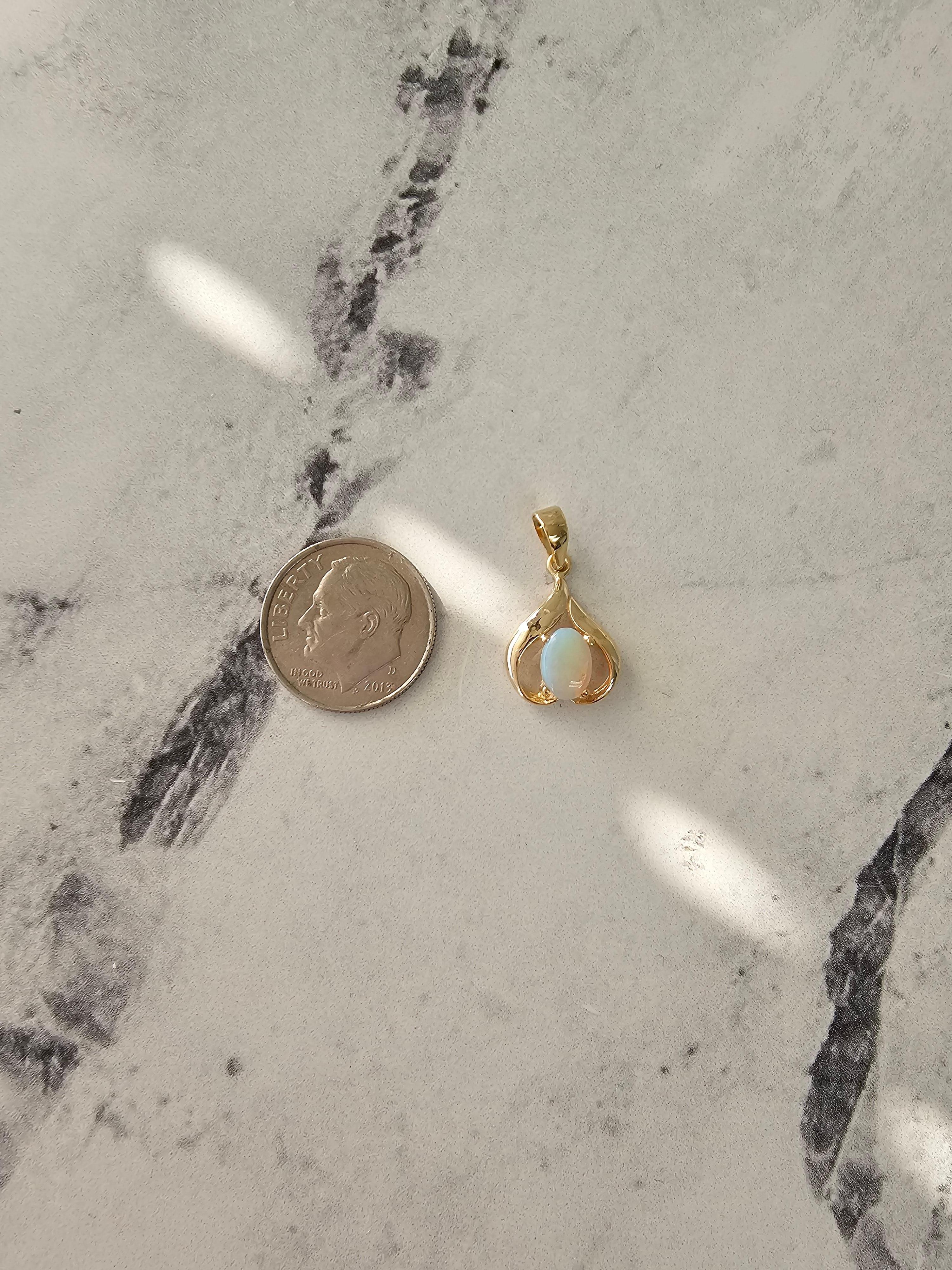 Taille ovale Collier en or jaune 14 carats avec opale ovale en forme de cœur en vente