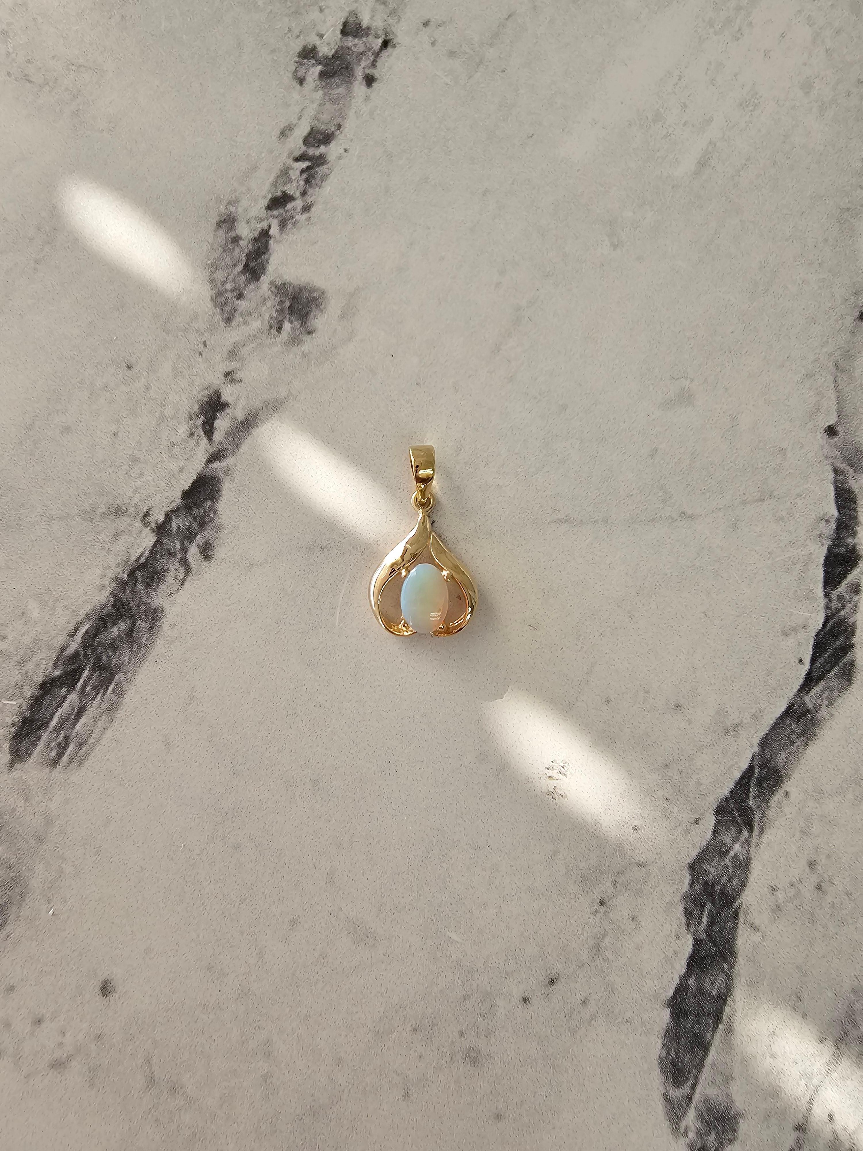 Collier en or jaune 14 carats avec opale ovale en forme de cœur Neuf - En vente à Sugar Land, TX