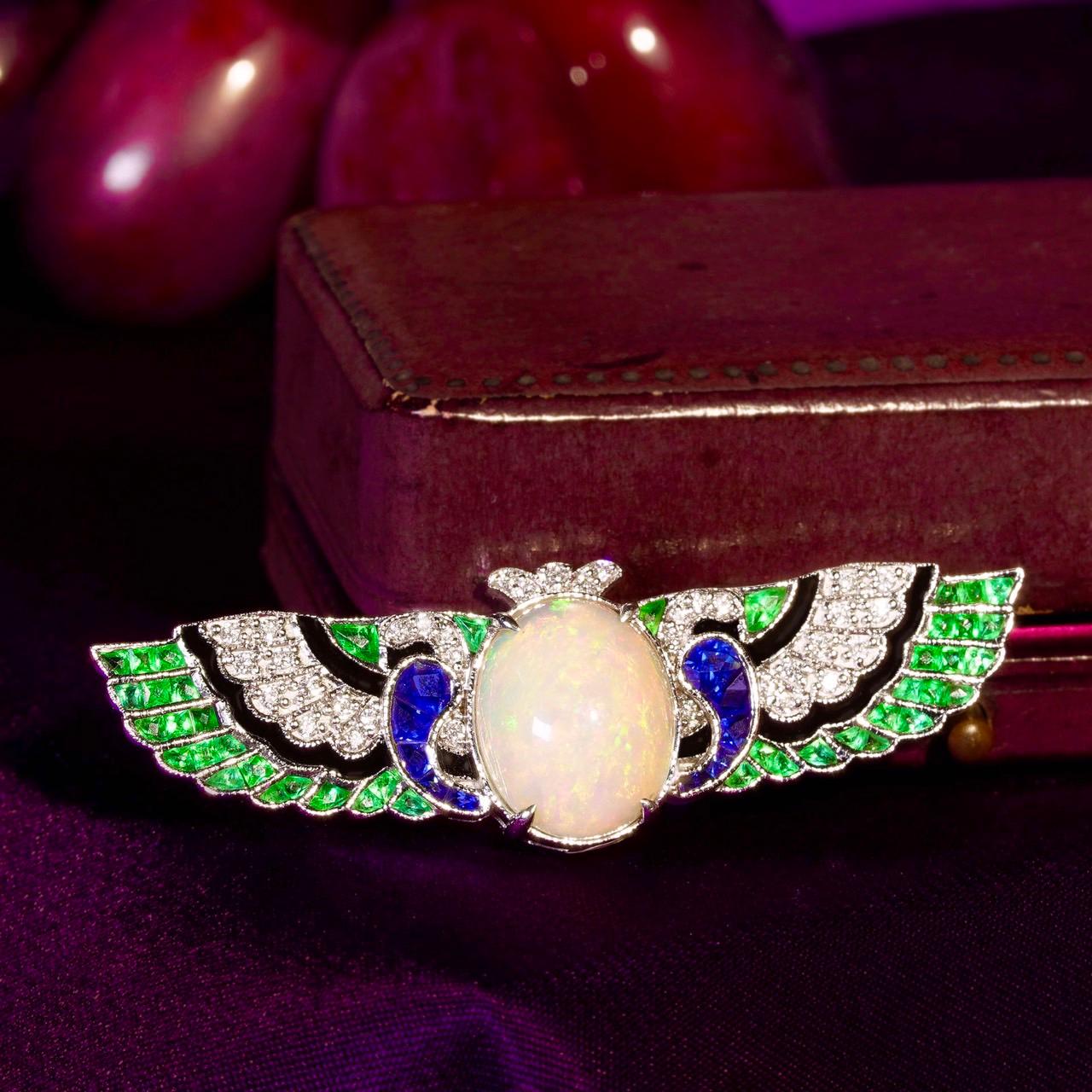 Oval Opal & Multi Edelstein antiken Stil Engelsflügel 18K Weißgold Pin Brosche (Ovalschliff) im Angebot