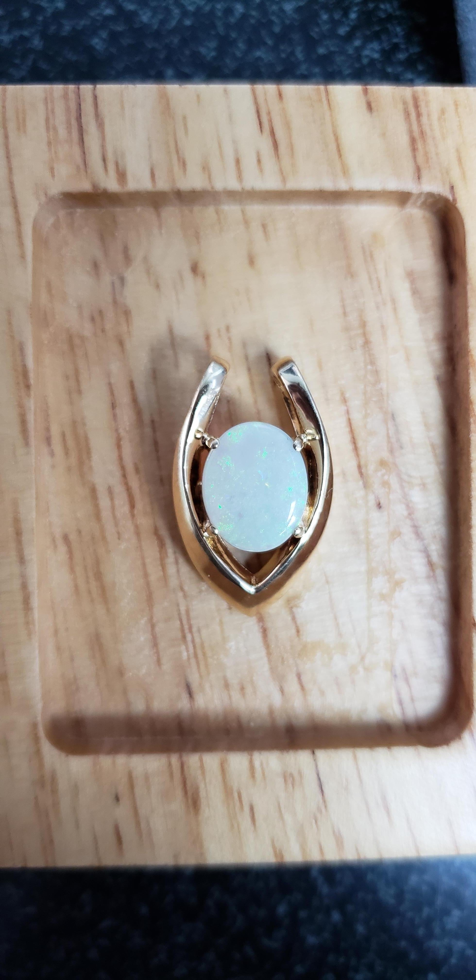 Taille ovale Collier d'opales ovales en or jaune 14 carats en vente